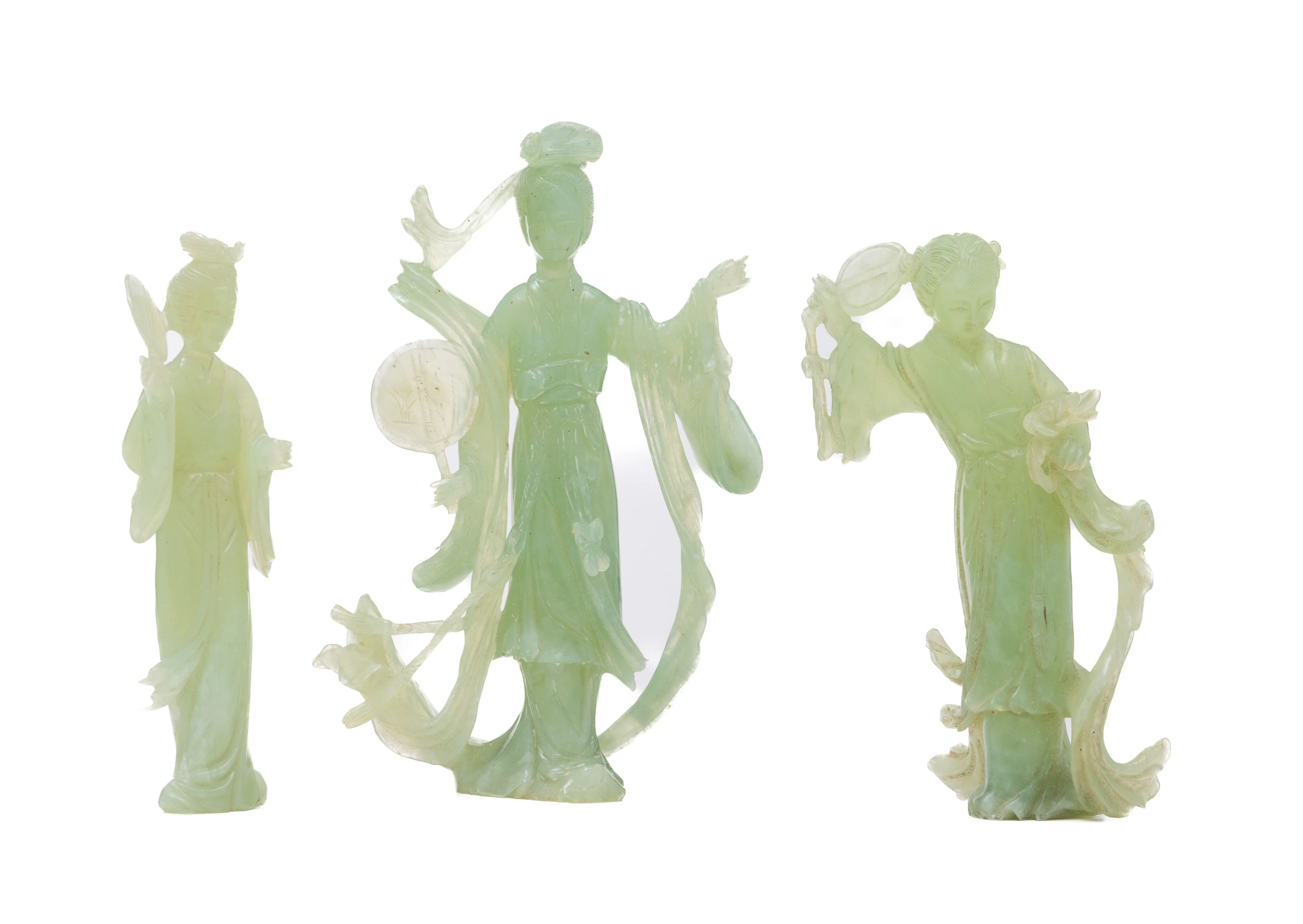 Ensemble de 3 statuettes en jade, chacune représentant une femme à