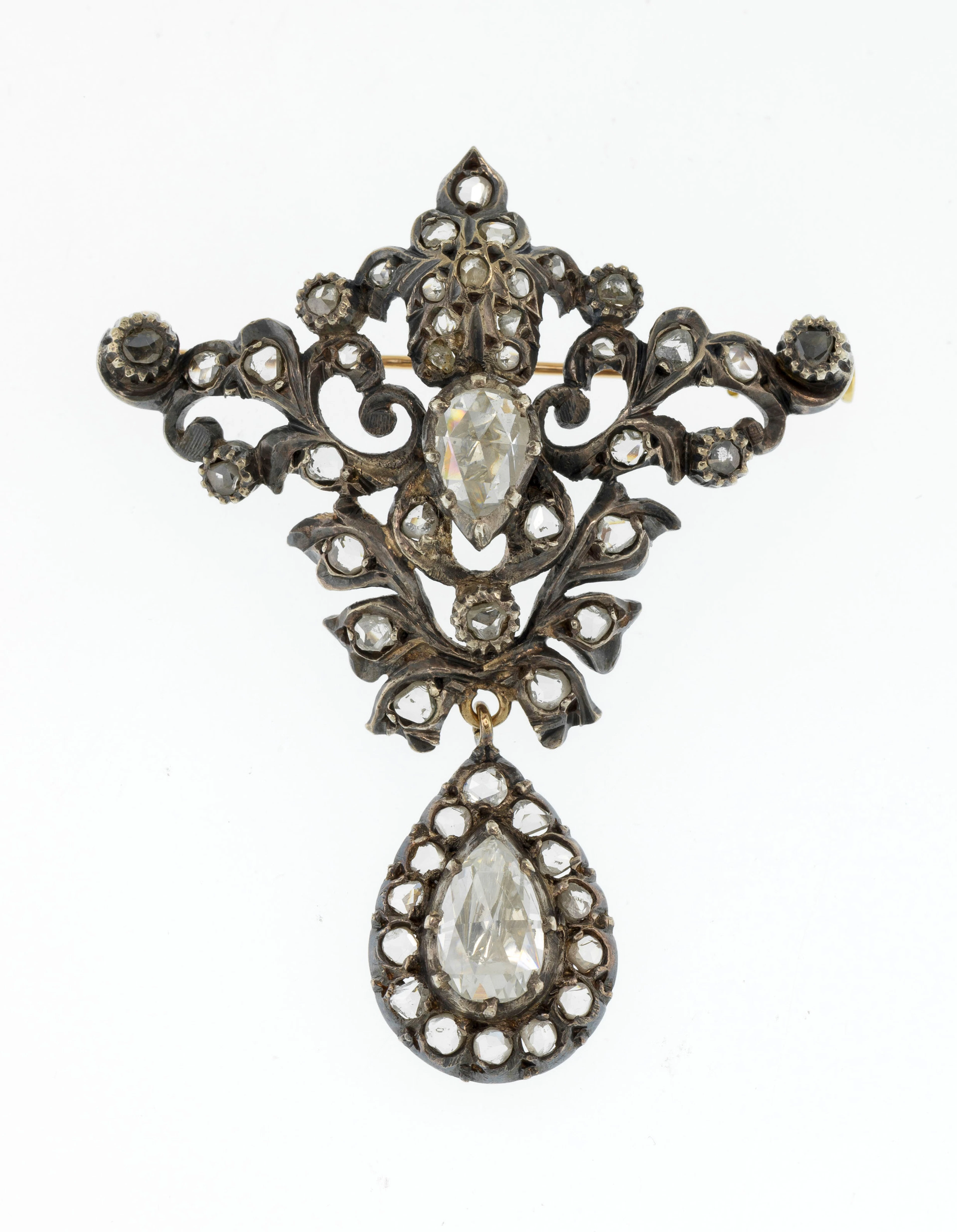 Broche XIXe s., argent et or ajouré à décor végétal sertie de diamants