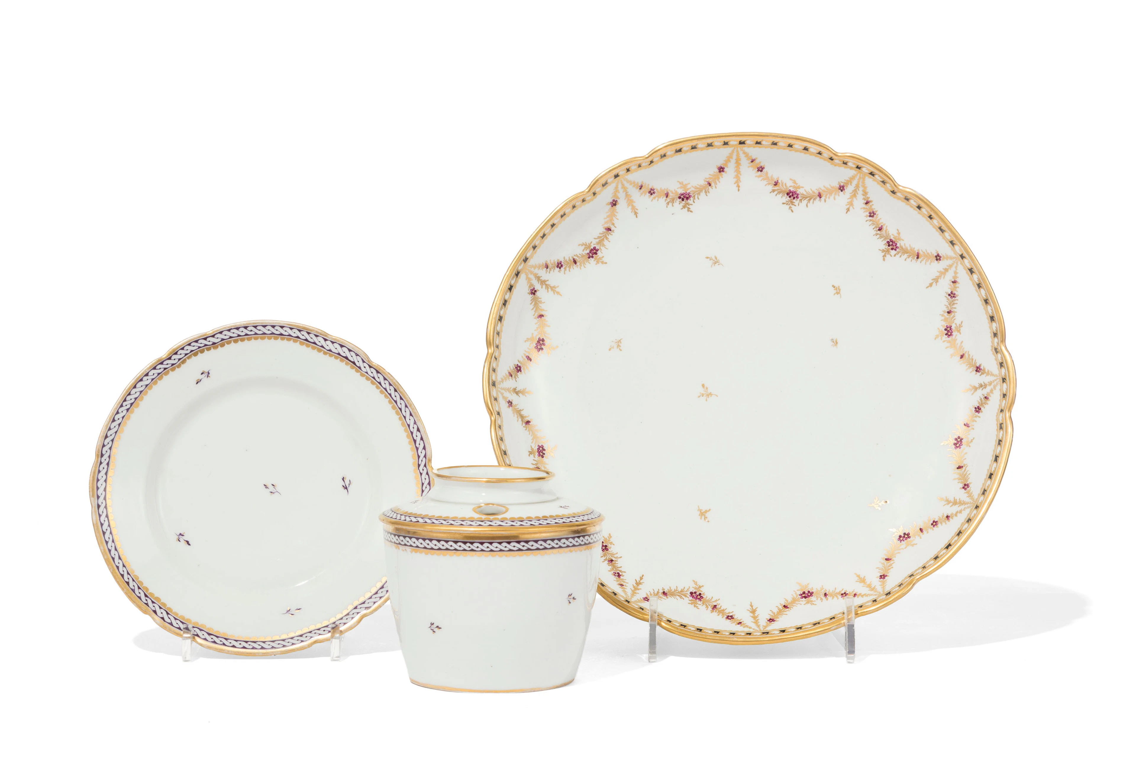 Nyon. Ensemble de 3 pièces en porcelaine, période Dortu, 2 décors