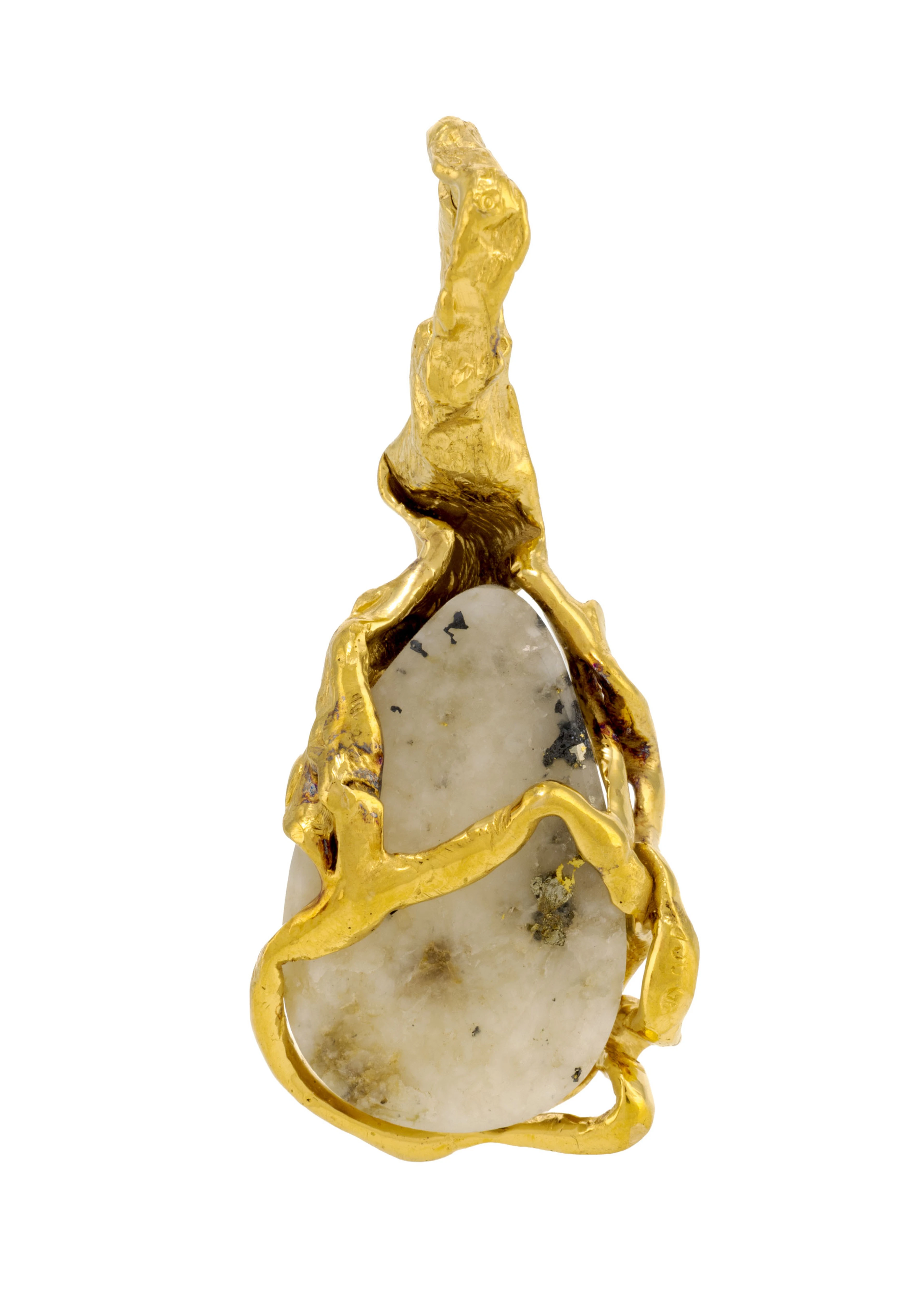 Gilbert Albert, pendentif or 750 froissé enserrant une goutte de quartz
