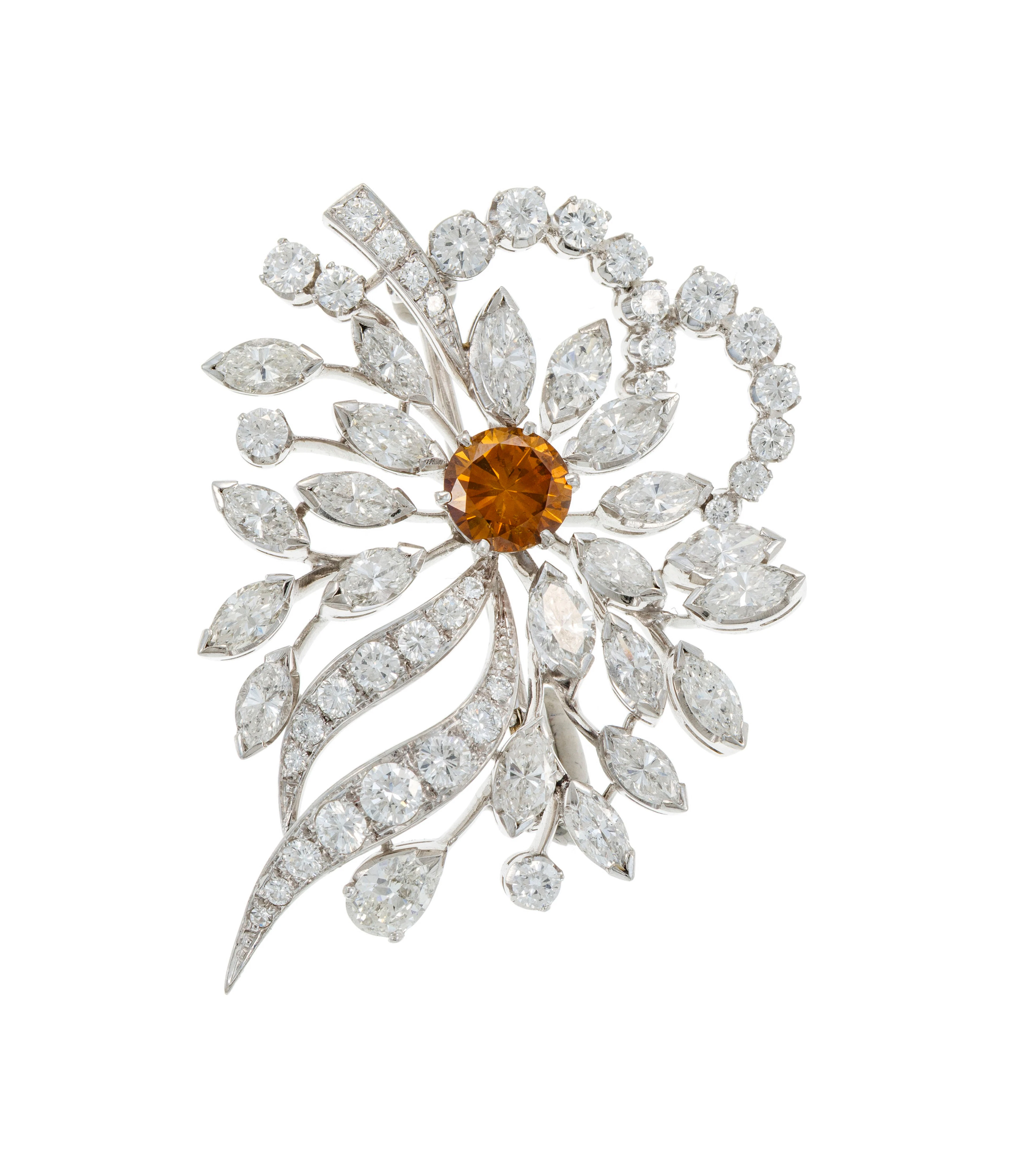 Broche en platine stylisant un motif végétal pavée de diamants taille