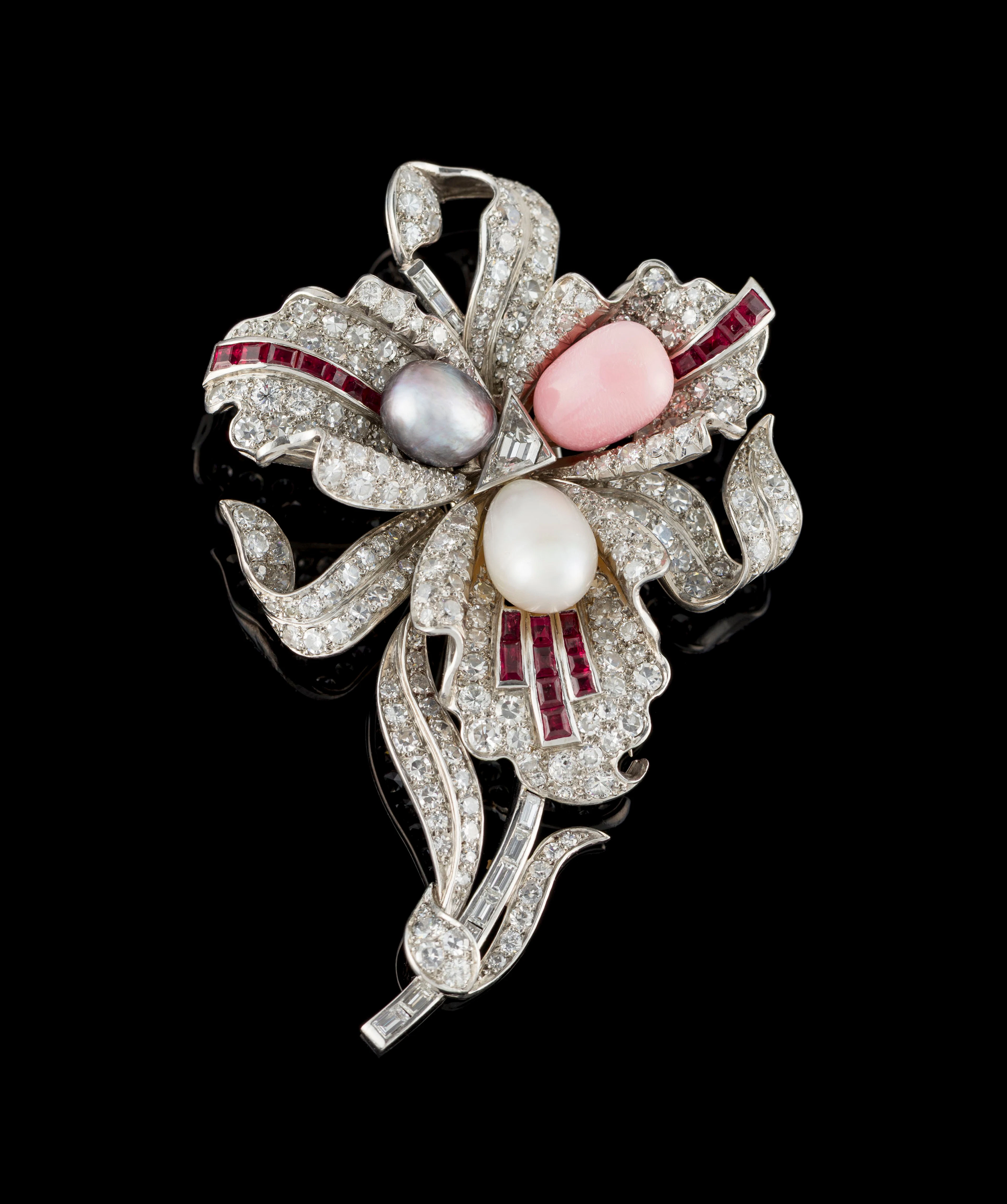 Broche années 1940 platine et or gris stylisant une fleur entièrement