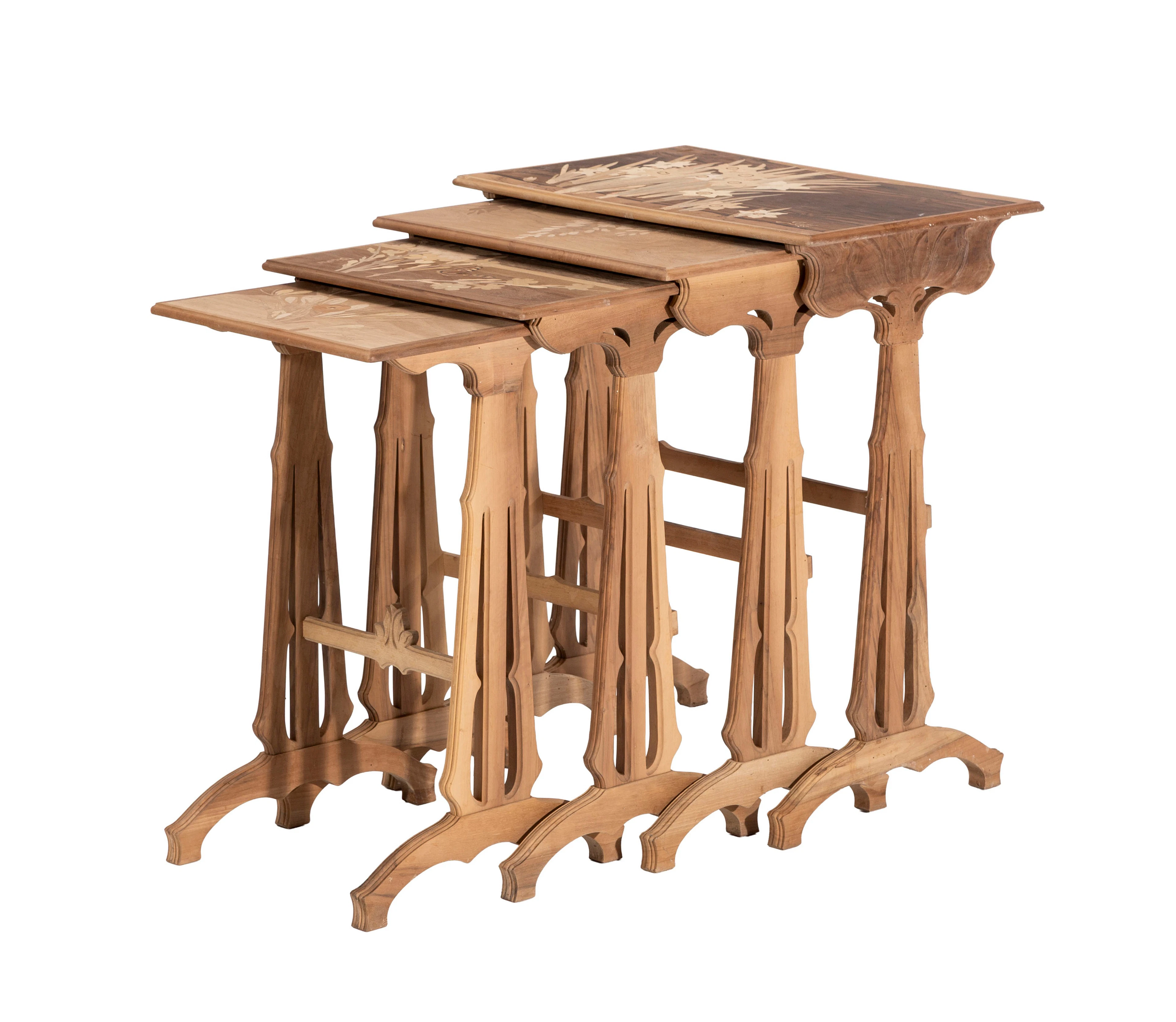 Suite de 4 tables gigognes d'époque Art Nouveau signées Gallé, à plateaux