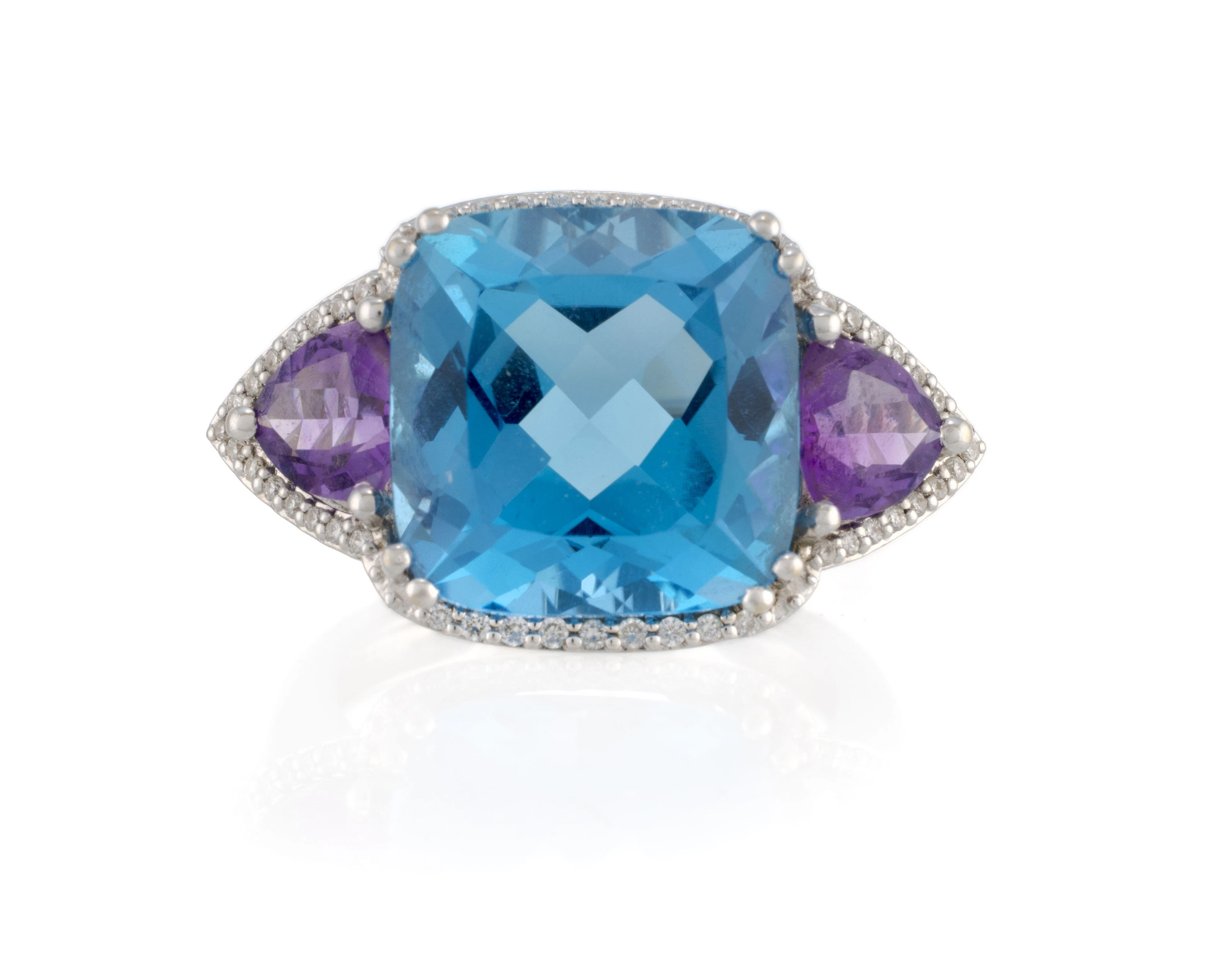 Bague or gris 750 sertie d'une topaze bleue épaulée de deux améthystes
