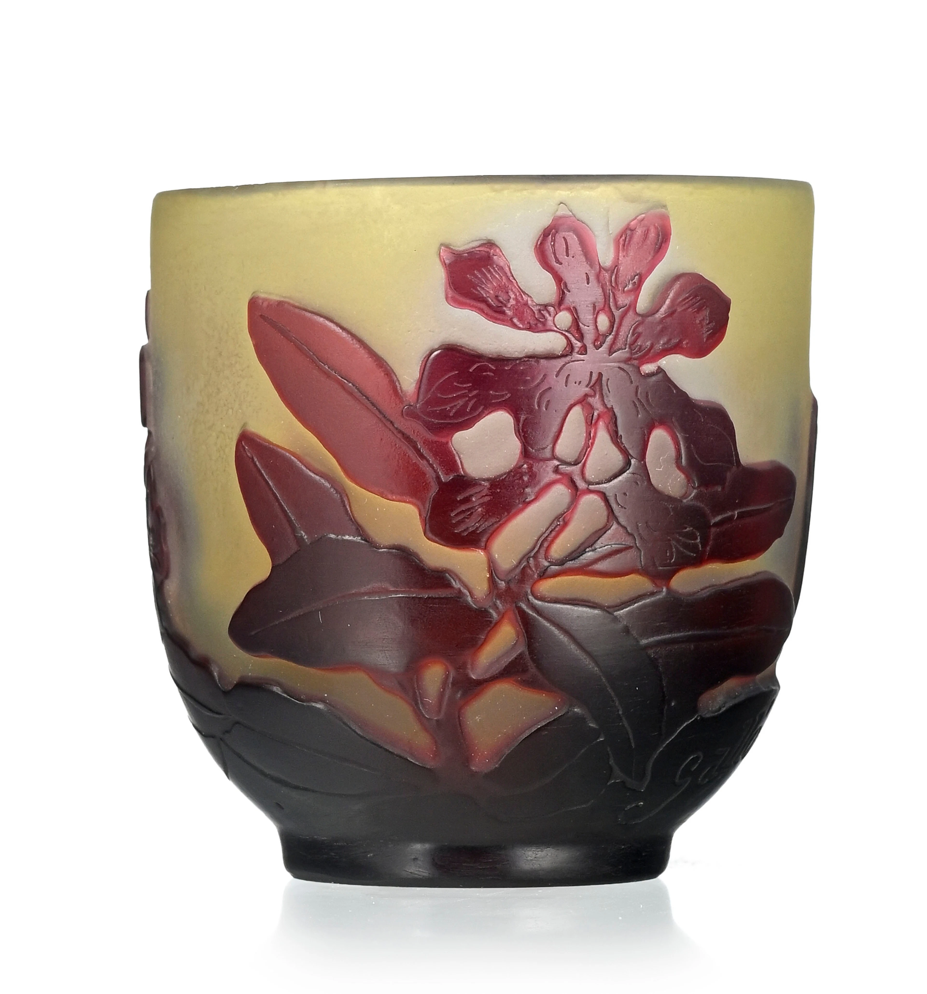 Gallé. Petit vase sur talon en verre multicouche, à décor dégagé à