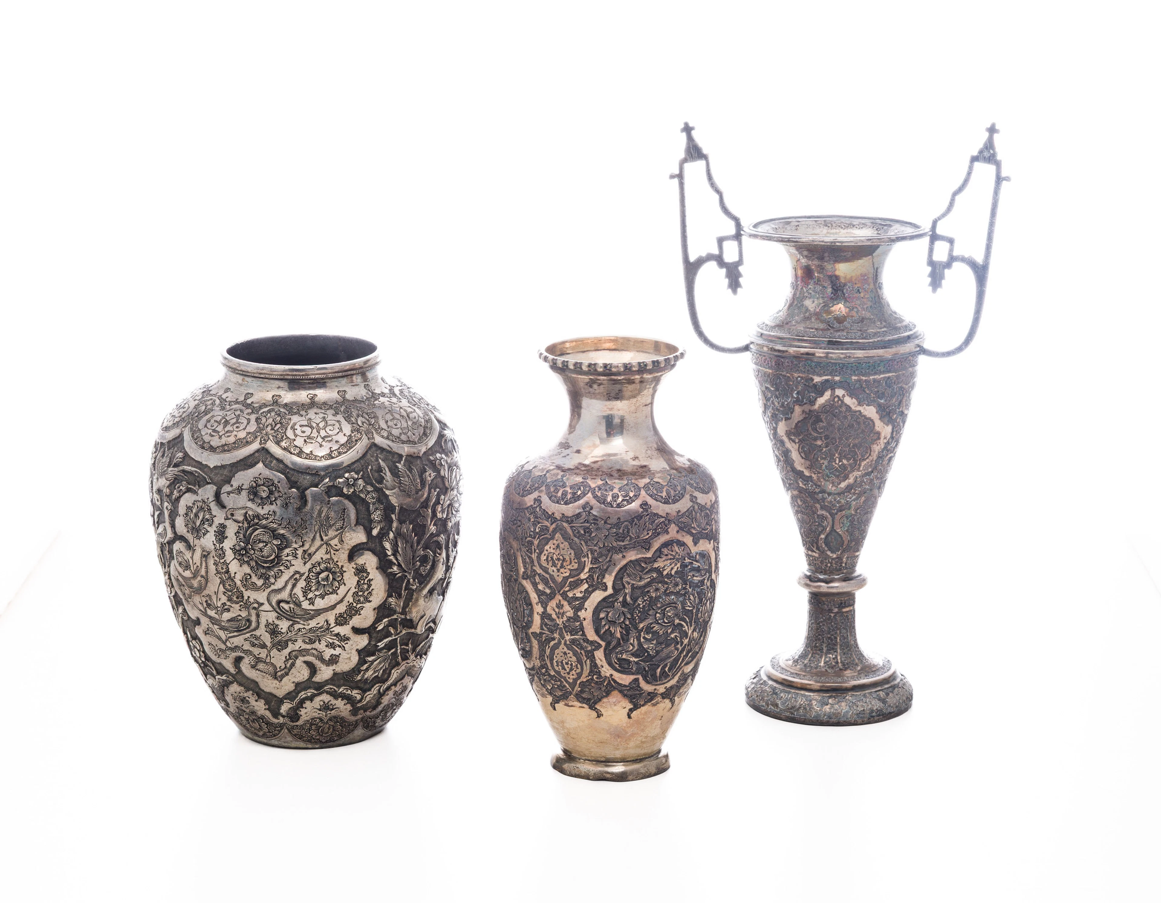 Ensemble de 3 vases, Iran, XXe s.: 1 vase balustre à décor de fleurs