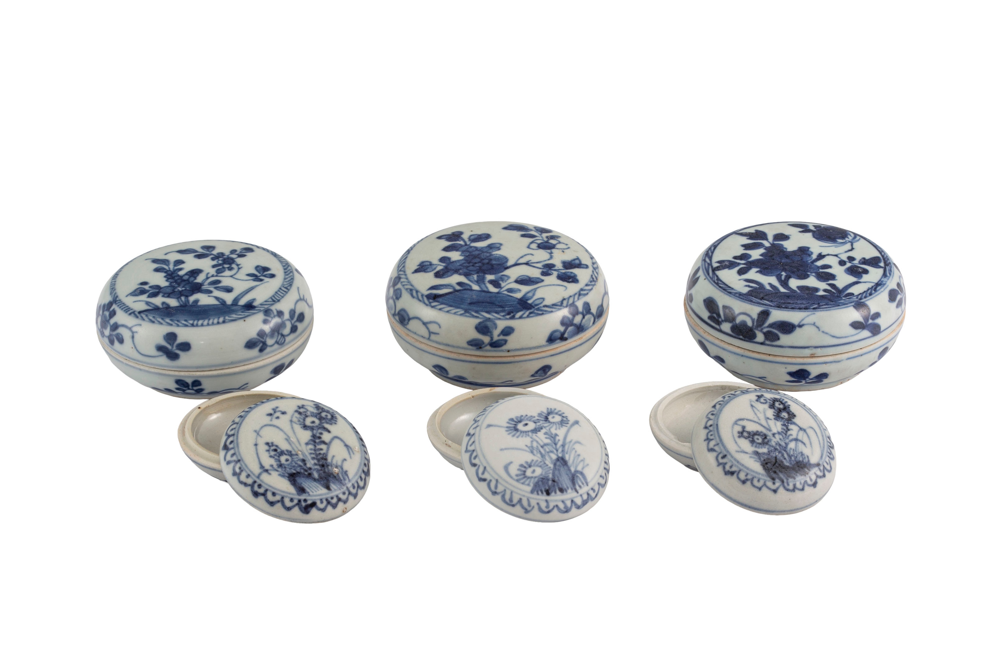 Ensemble de 6 boîtes circulaires en porcelaine, Chine, ca 1690: toutes