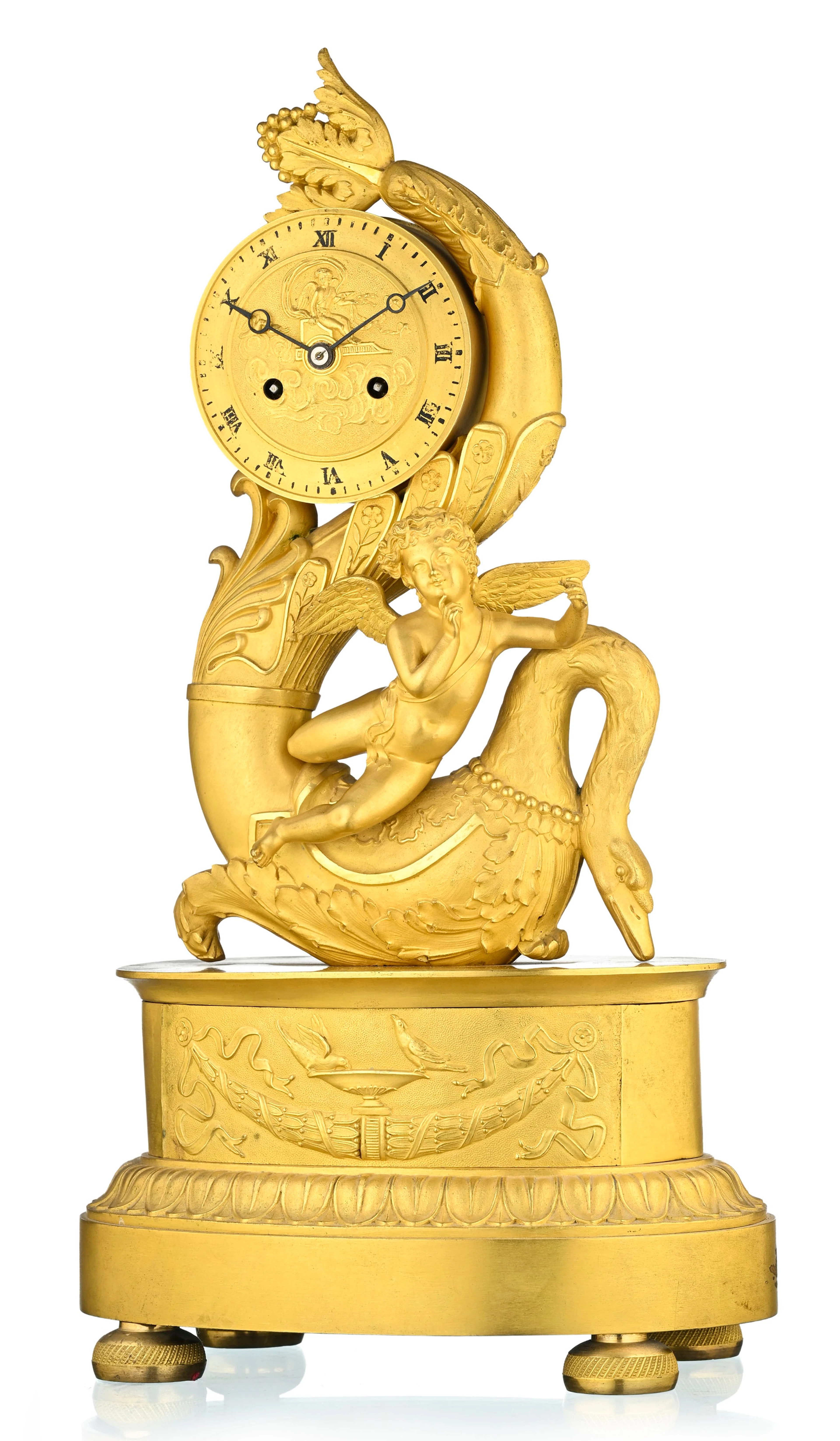 Pendule d'époque Restauration, en bronze doré et ciselé, à décor d'un