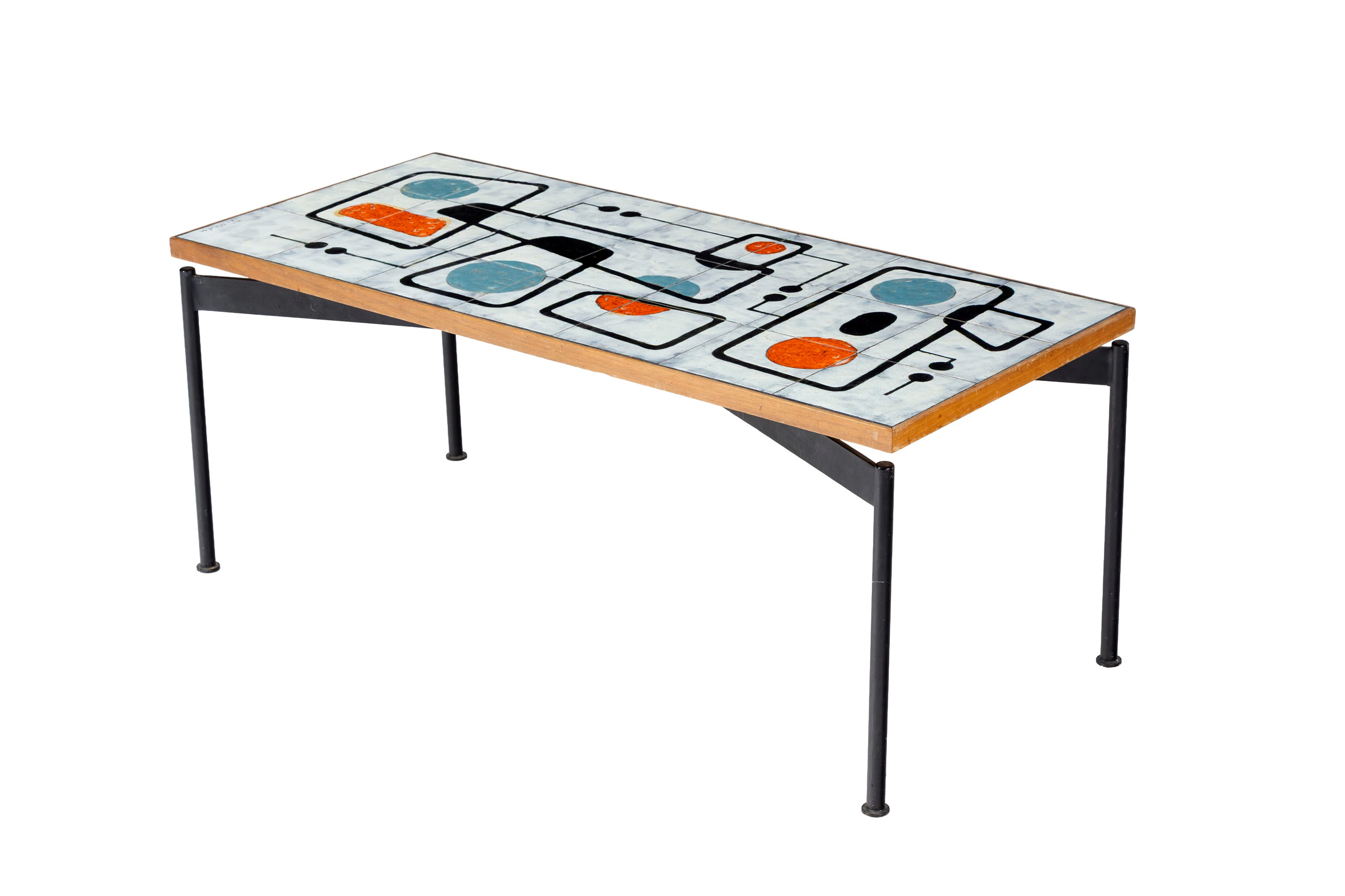 Table basse, circa 1960, plateau en céramique à motifs géométriques
