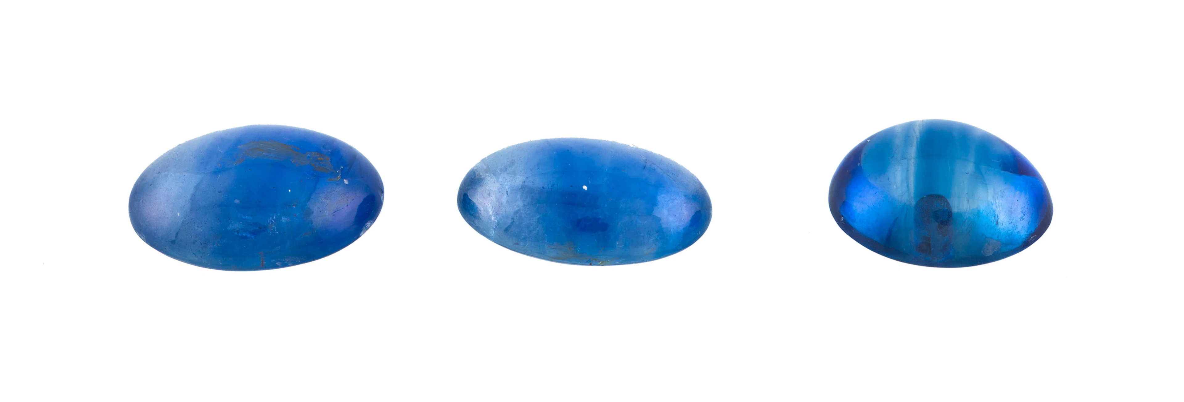 Lot de 3 saphirs taille cabochon sur papier pour un total de 33.90 carats