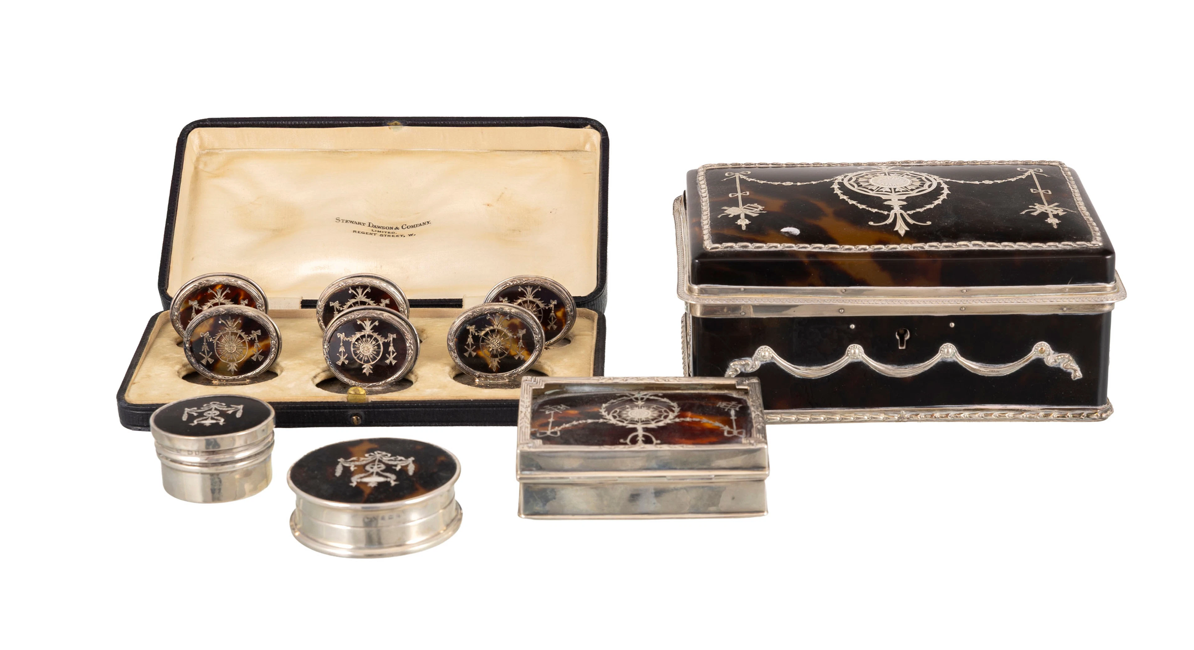 Ensemble en écaille et argent, vers 1900, comprenant un coffret rectangulaire