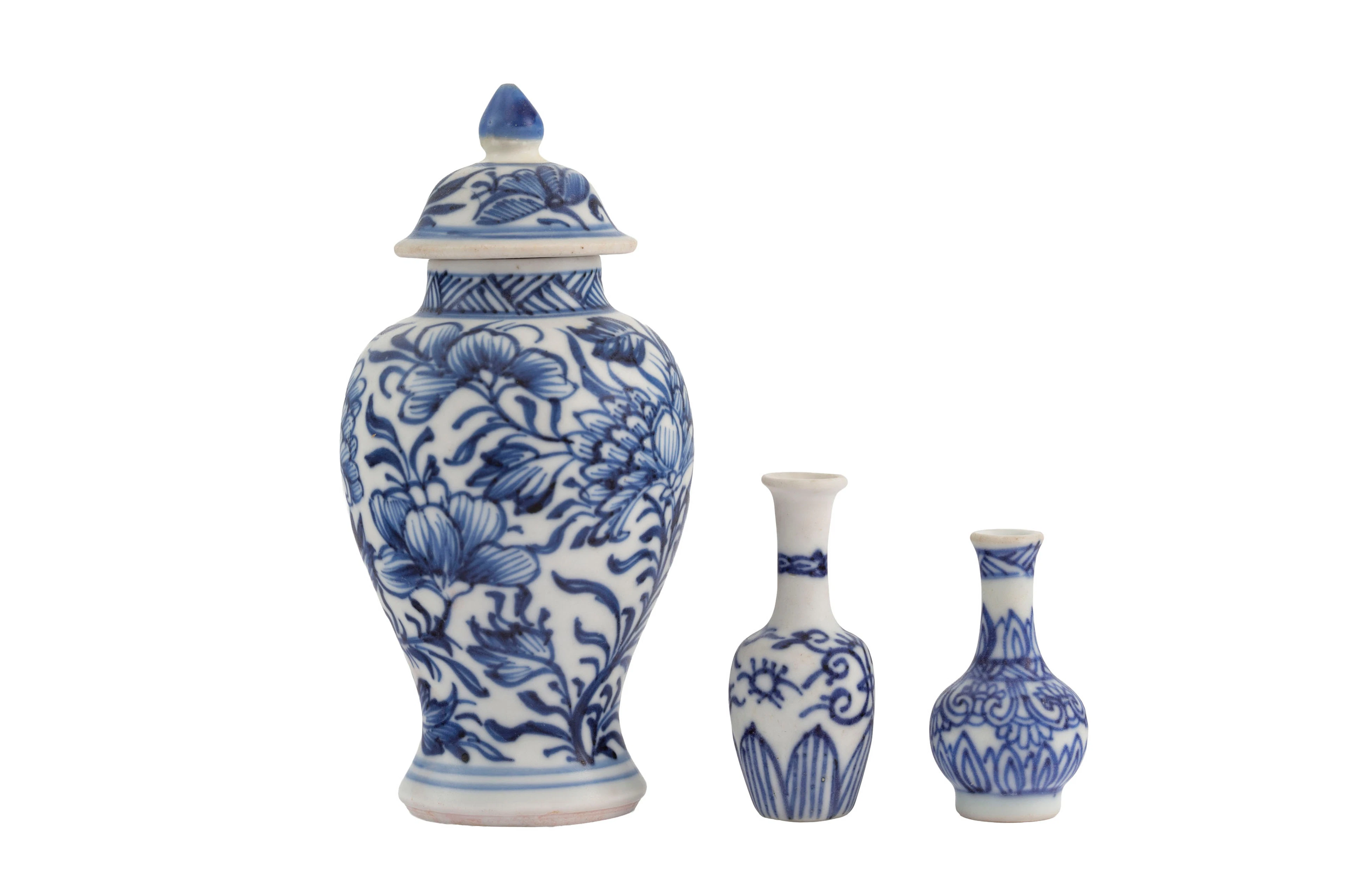 Ensemble d'1 petit vase couvert et de 2 vases miniatures en porcelaine