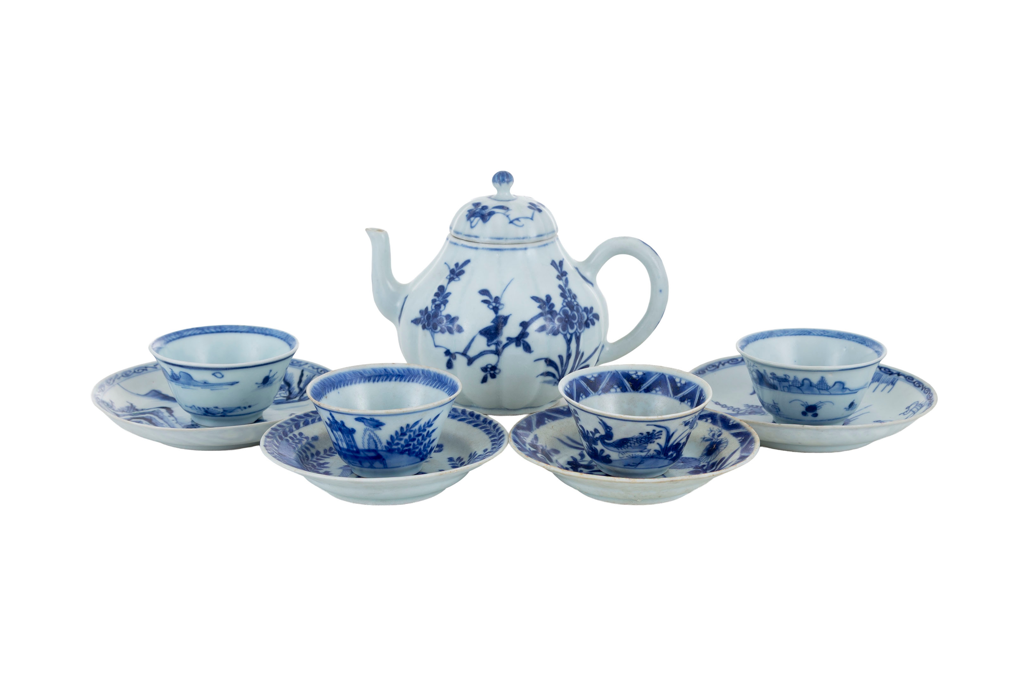 Ensemble comprenant 1 théière, 4 coupes et 4 soucoupes en porcelaine