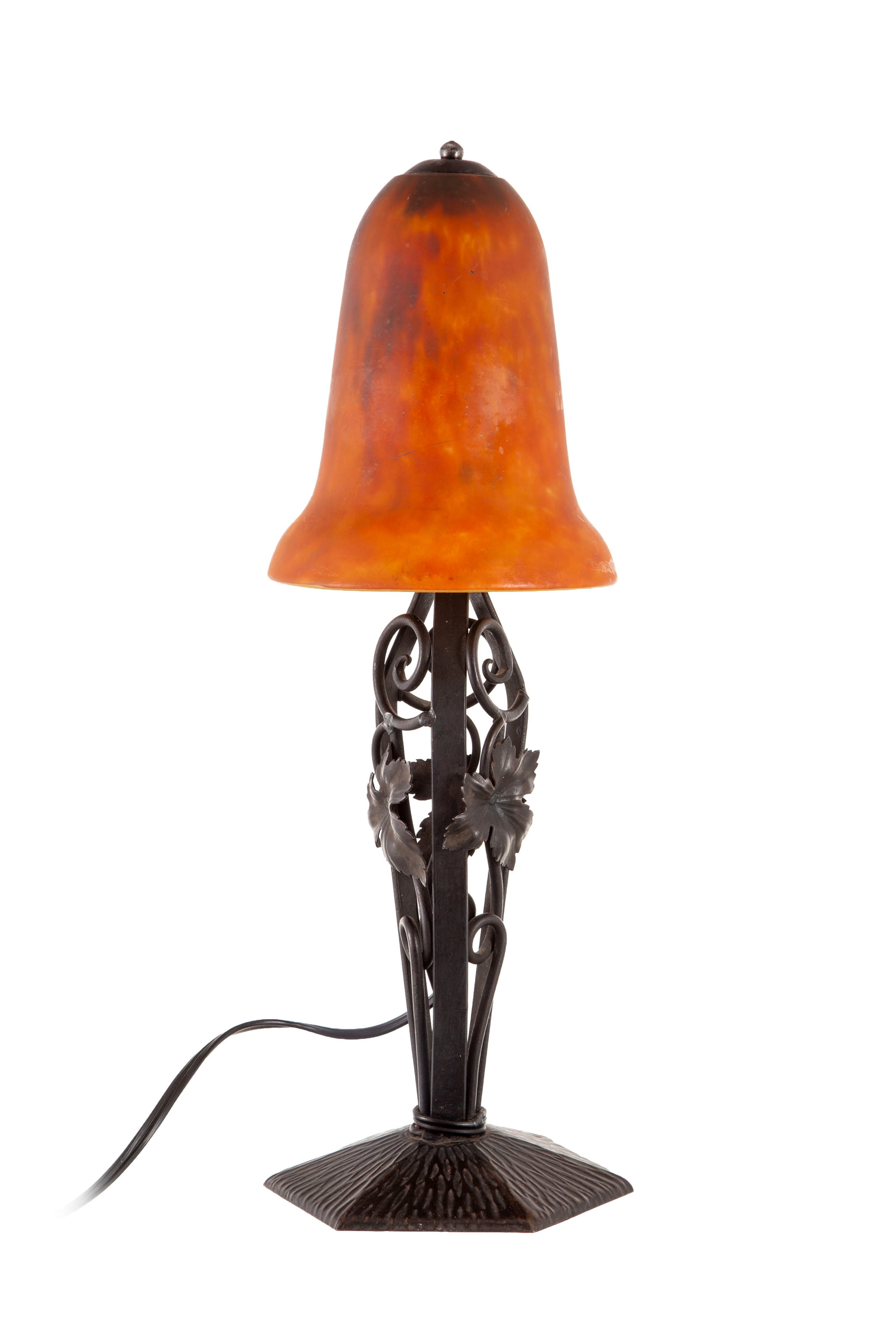 Daum Nancy. Lampe en verre marmoréen orange, le pied en fer forgé