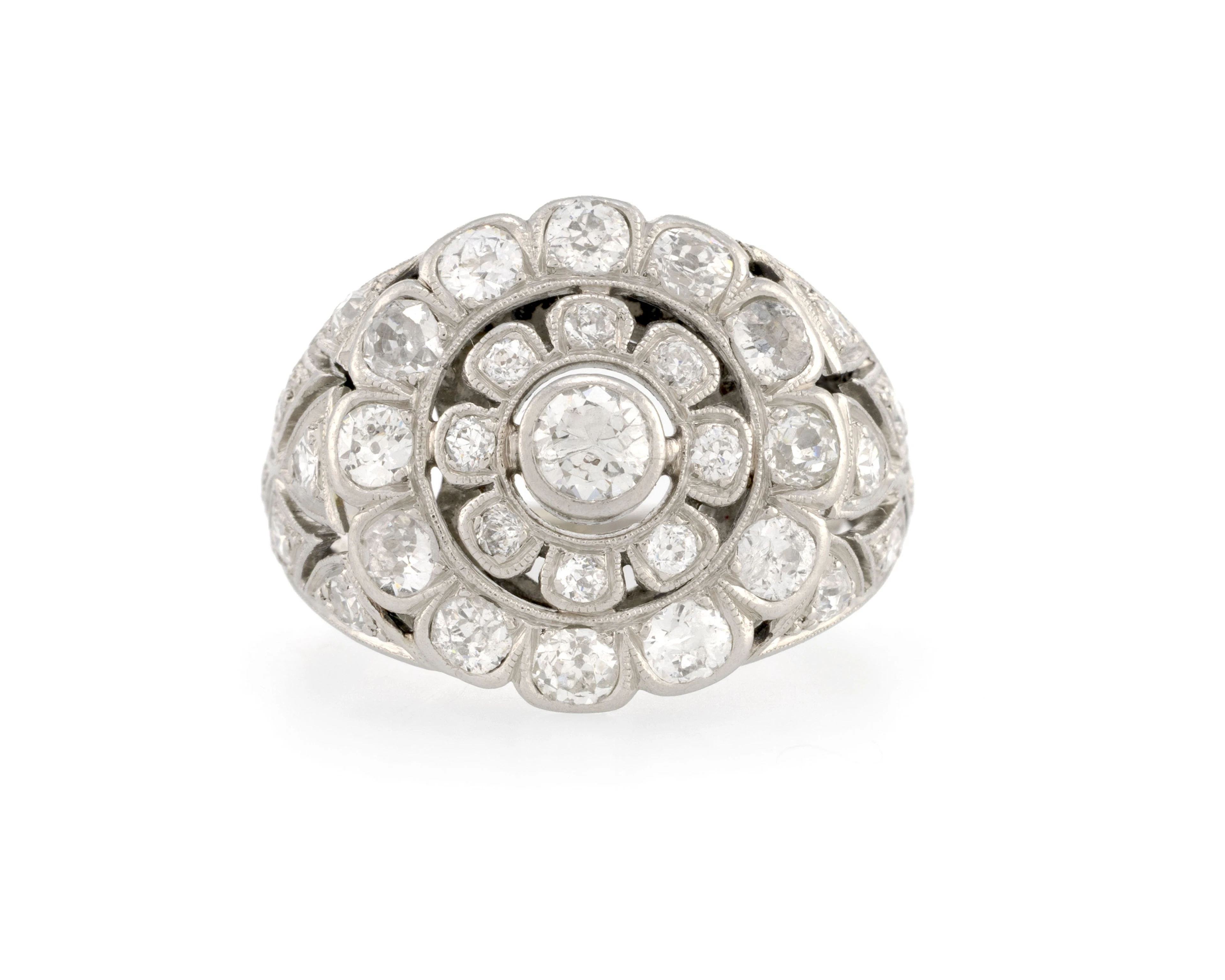 Bague début XXe s., en platine ajouré sertie millegrain de diamants