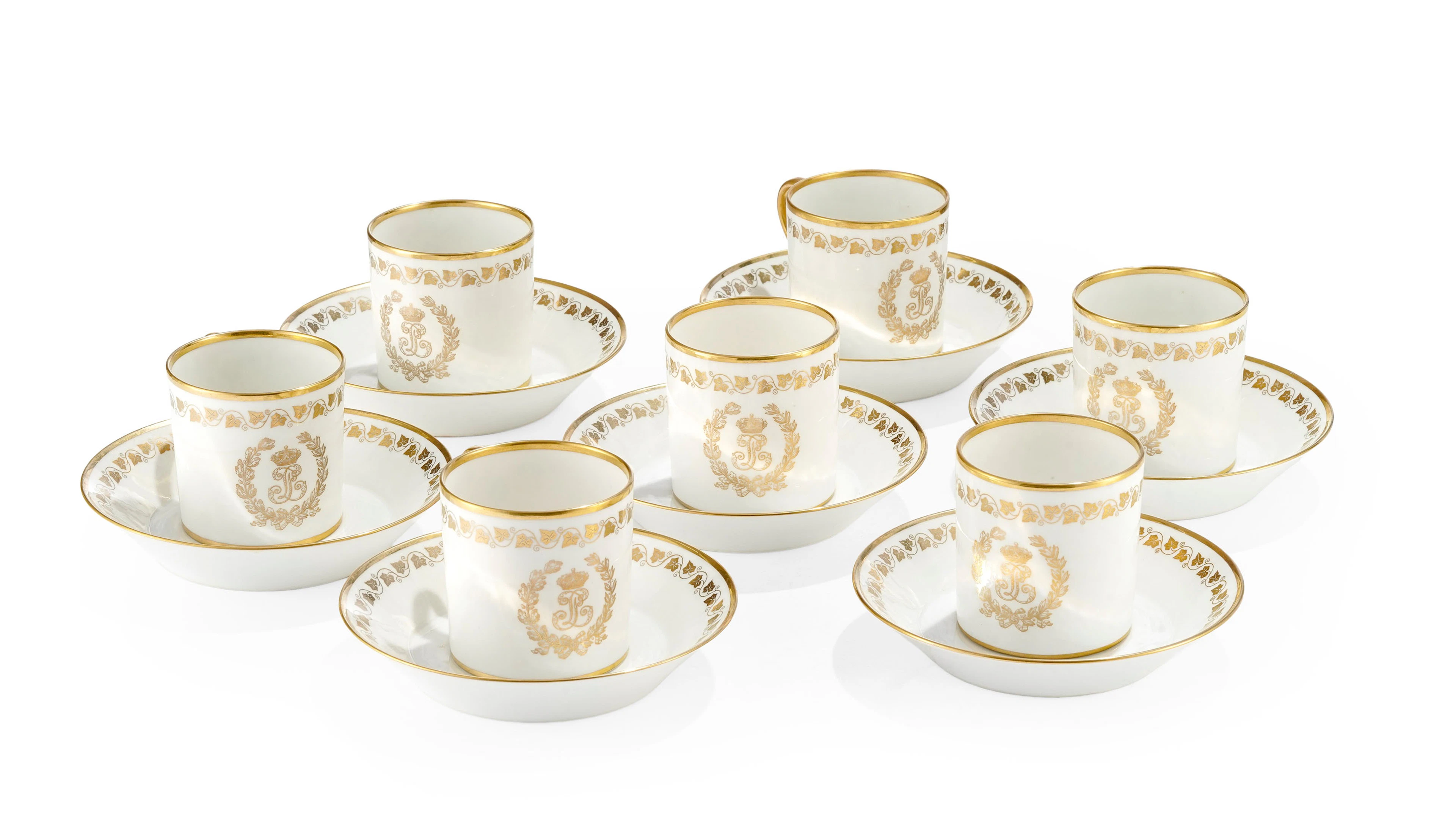 Suite de 7 grandes tasses litron et soucoupes en porcelaine dure de