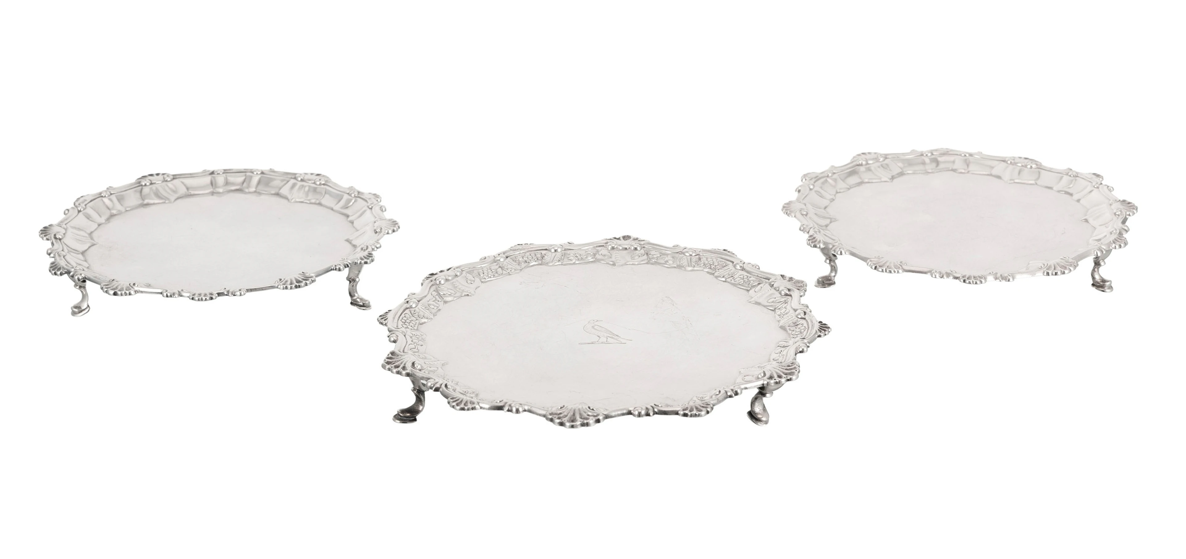 Ensemble de 3 plateaux présentoirs tripodes en argent, probablement