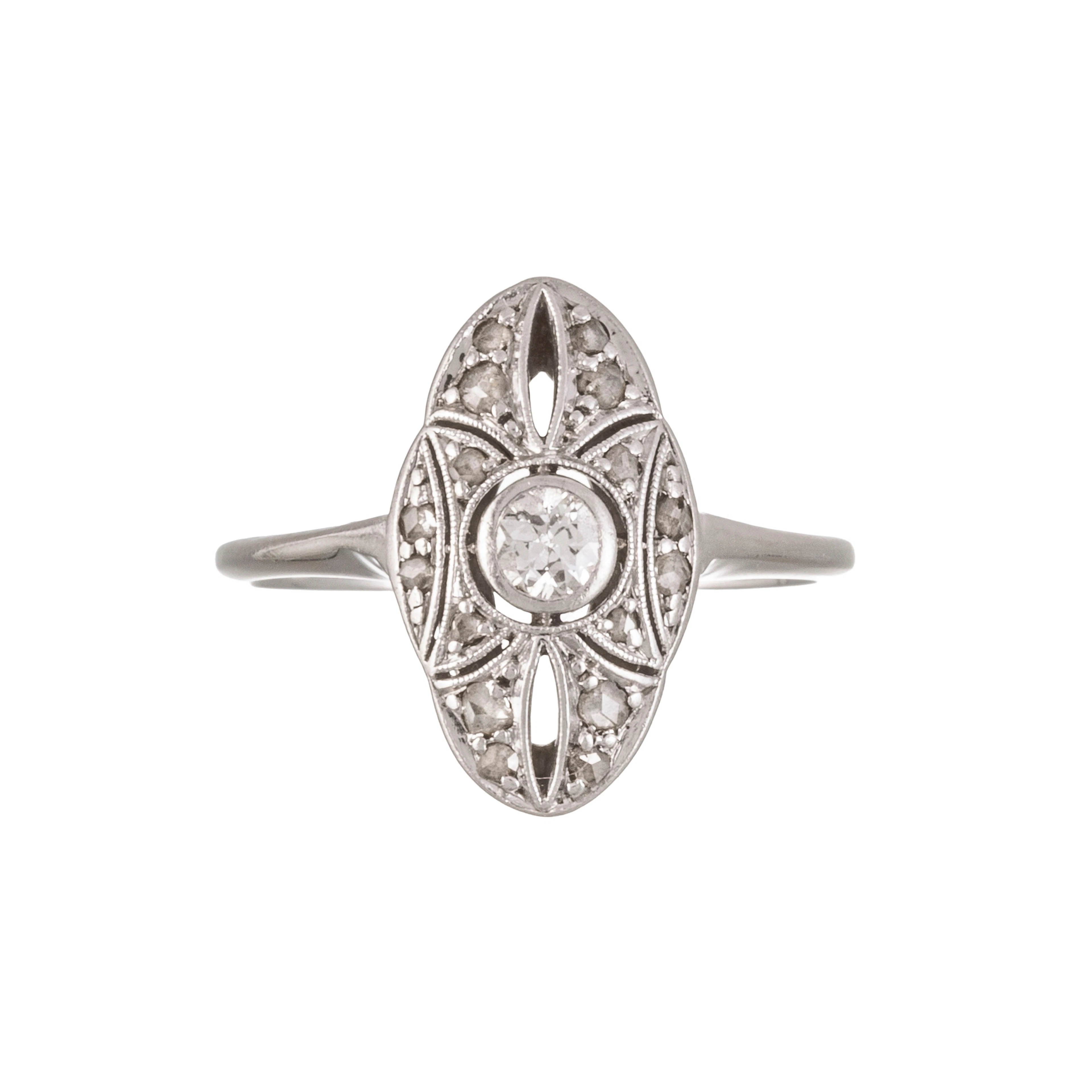 Bague Belle Epoque or gris 750 à décor ajouré sertie de diamants taille