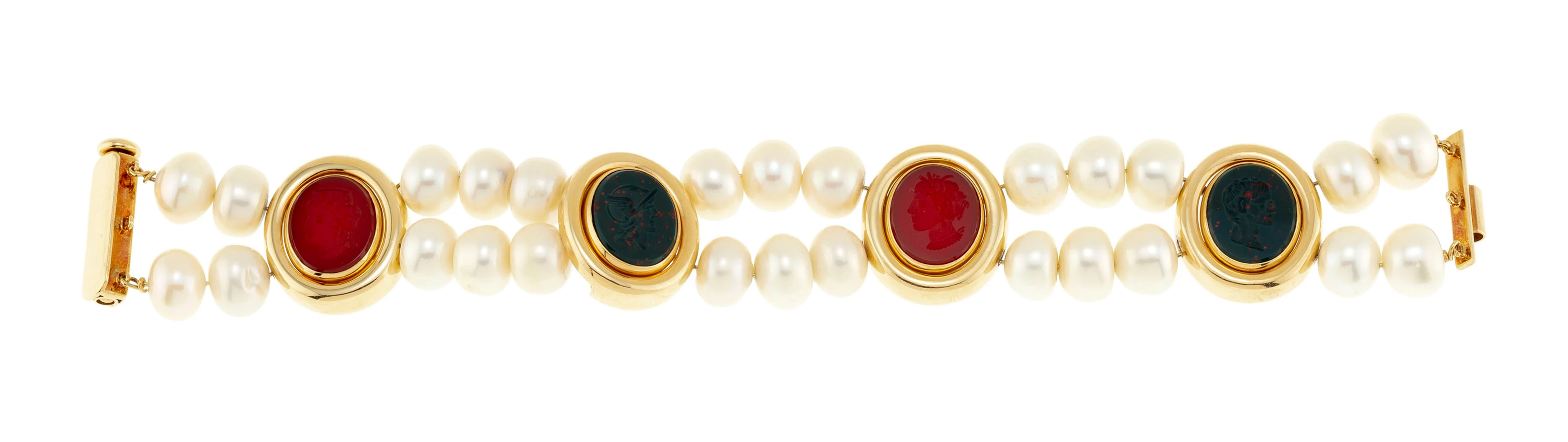 Bracelet or 750 composé de quatre éléments en or 750 ornés d'intailles