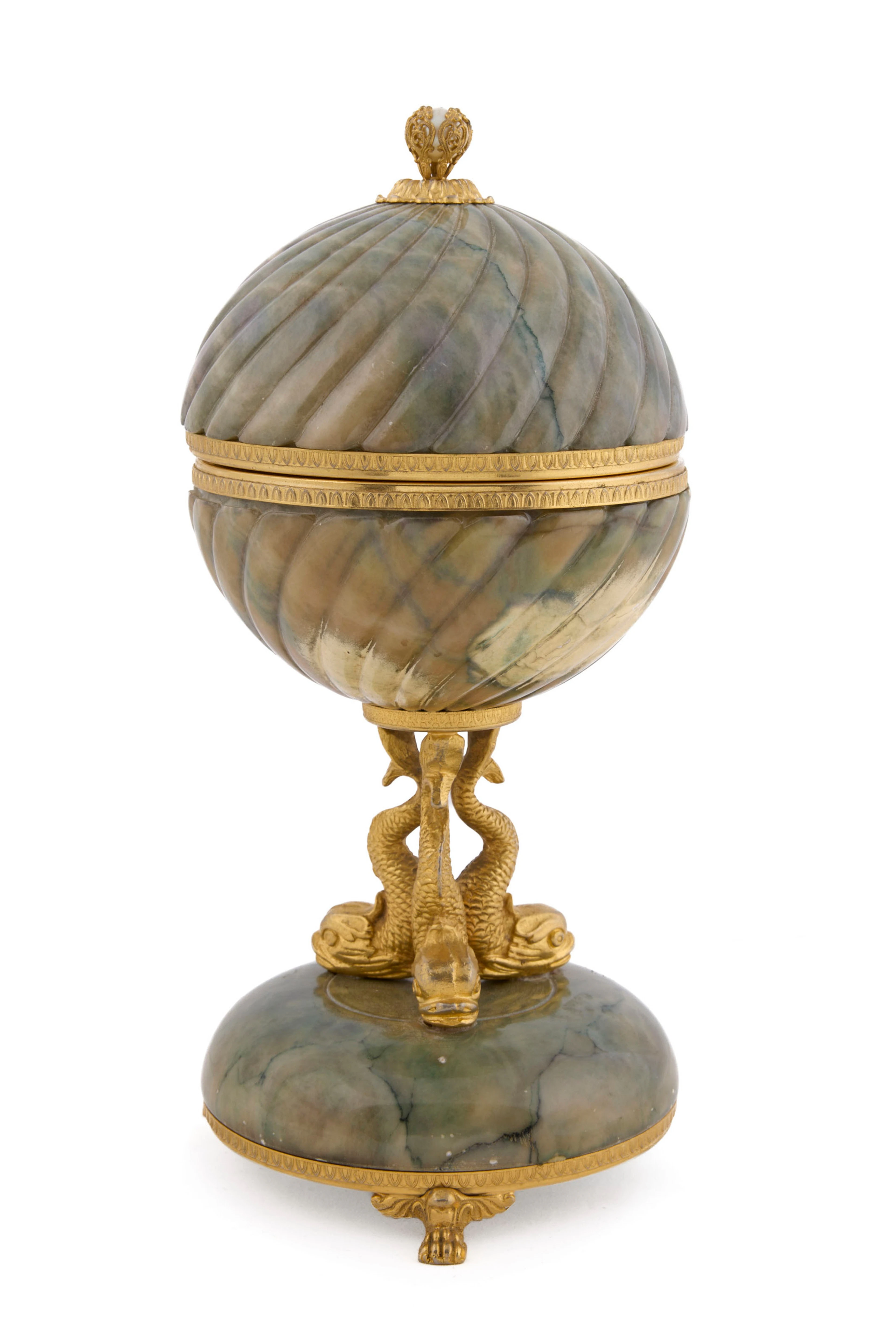 Boîte sphérique, XXe s., en pierre dure et bronze doré, à décor de