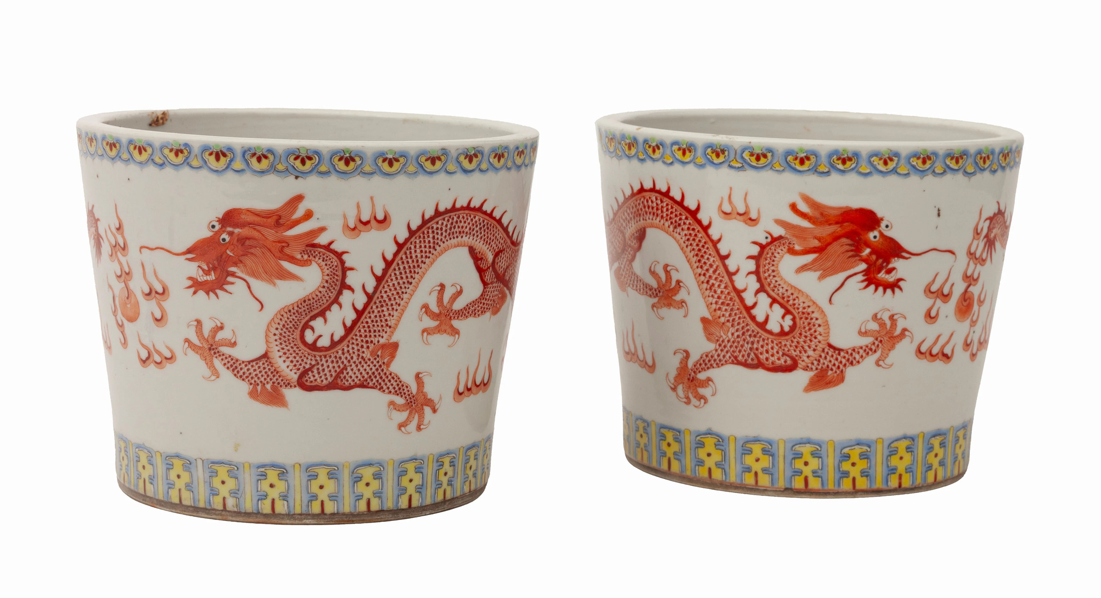 Paire de cache-pots en porcelaine, Chine, XIX-XXe s., chacun orné