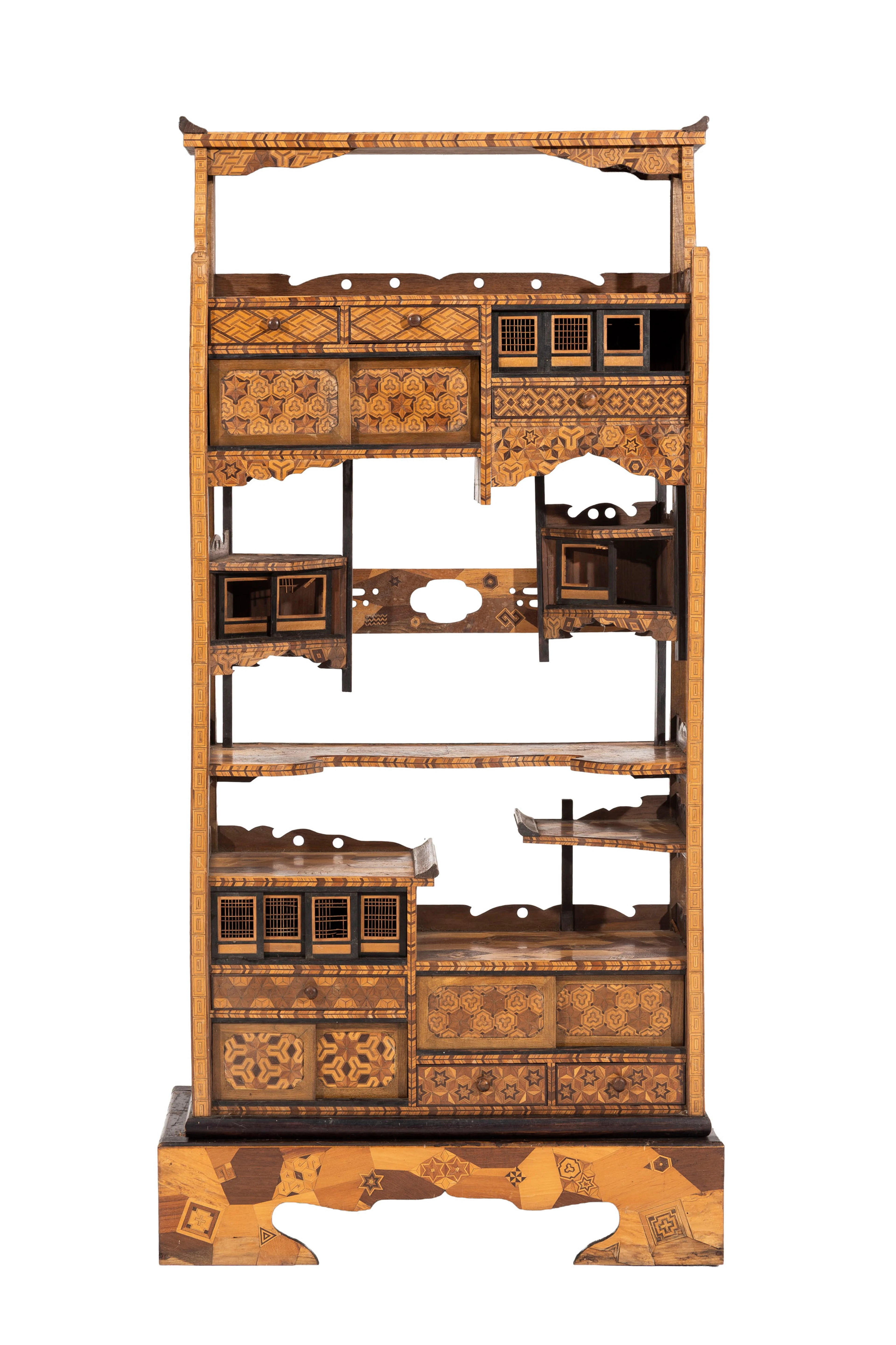 Cabinet Shodana, Japon, début XXe s., en marqueterie de motifs géométriques
