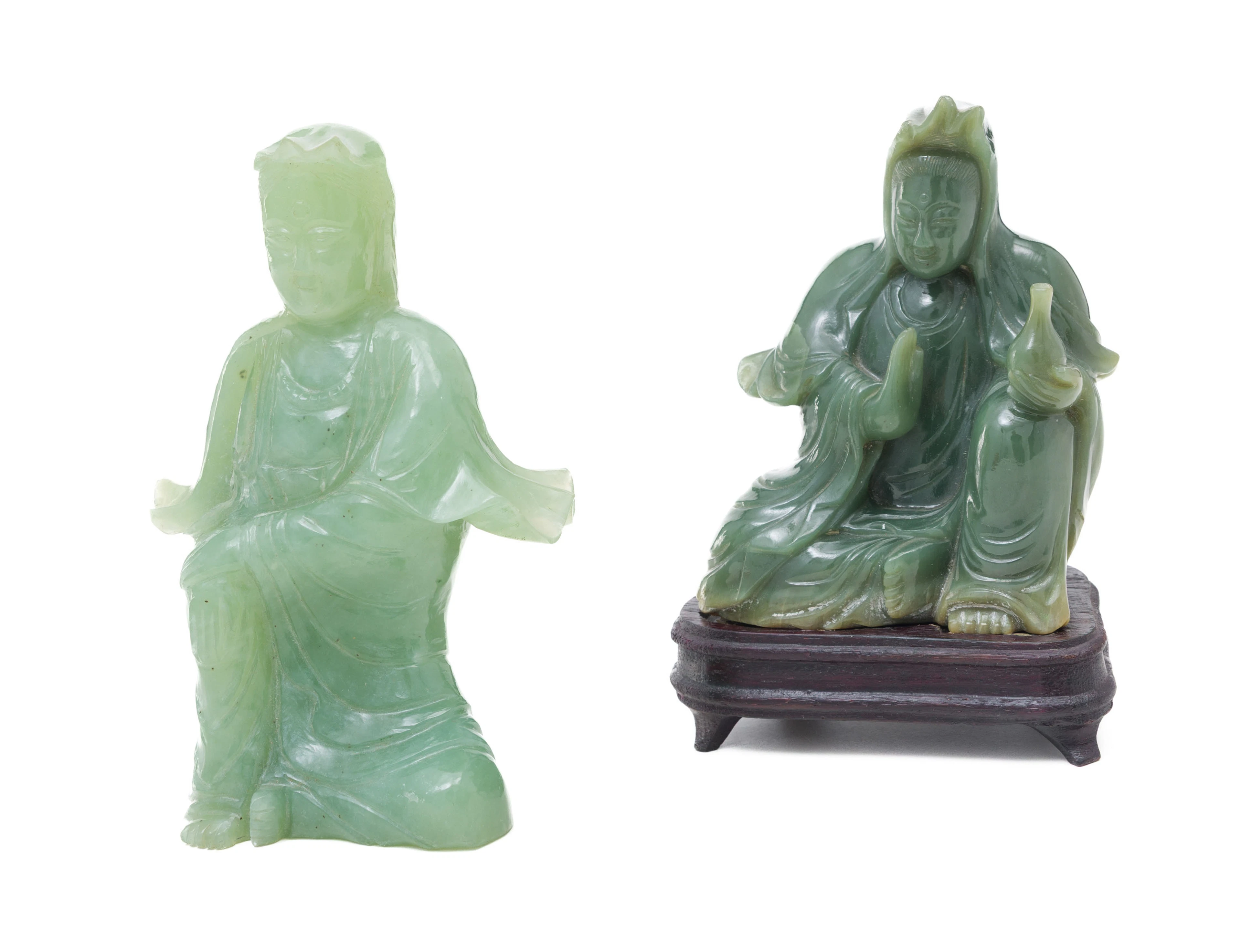 2 sculptures en jade, chacune représentant Guanyin assise, Chine