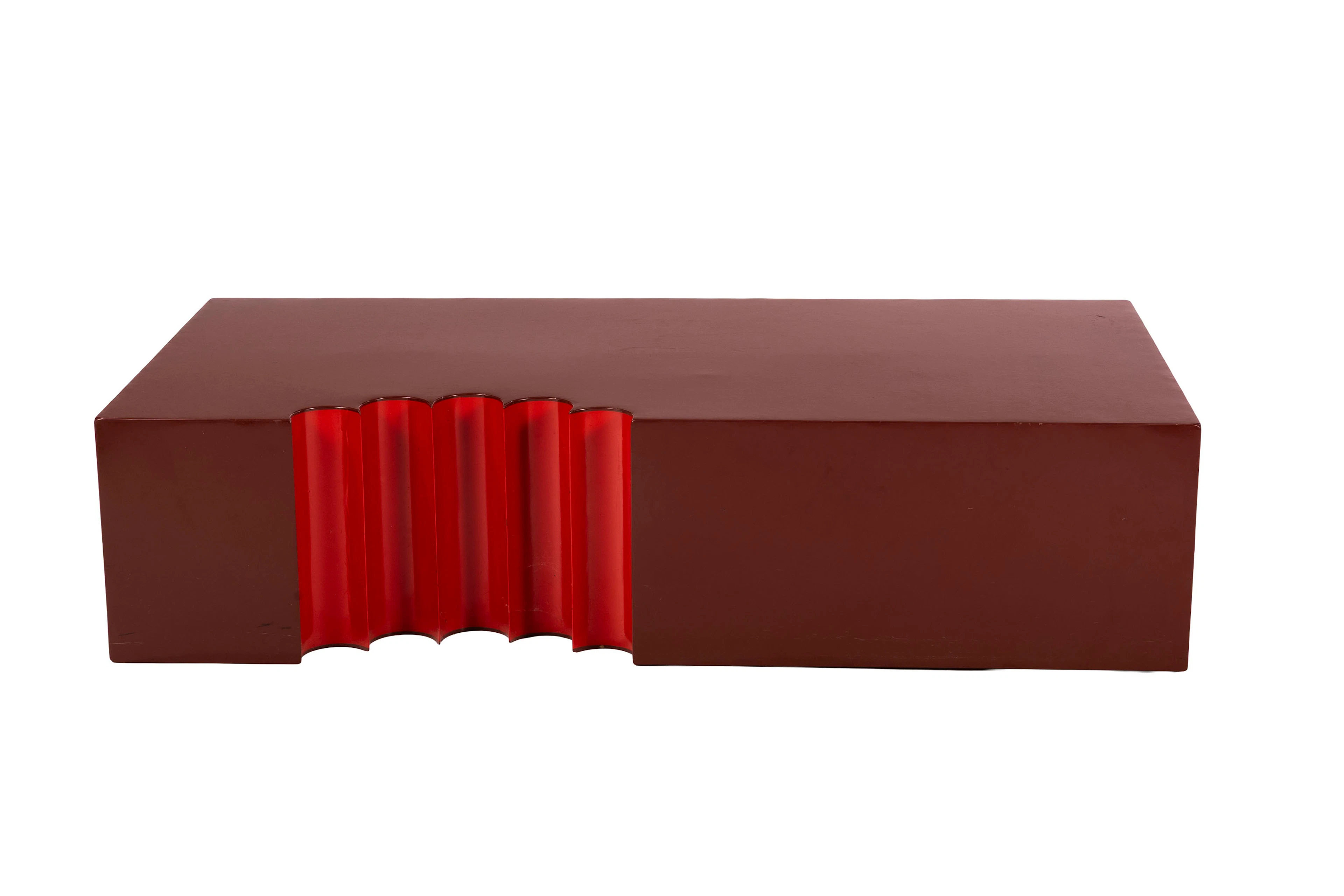 Table basse Godzilla par Johan Schule, en aluminium laqué rouge, 31x131x66 cm