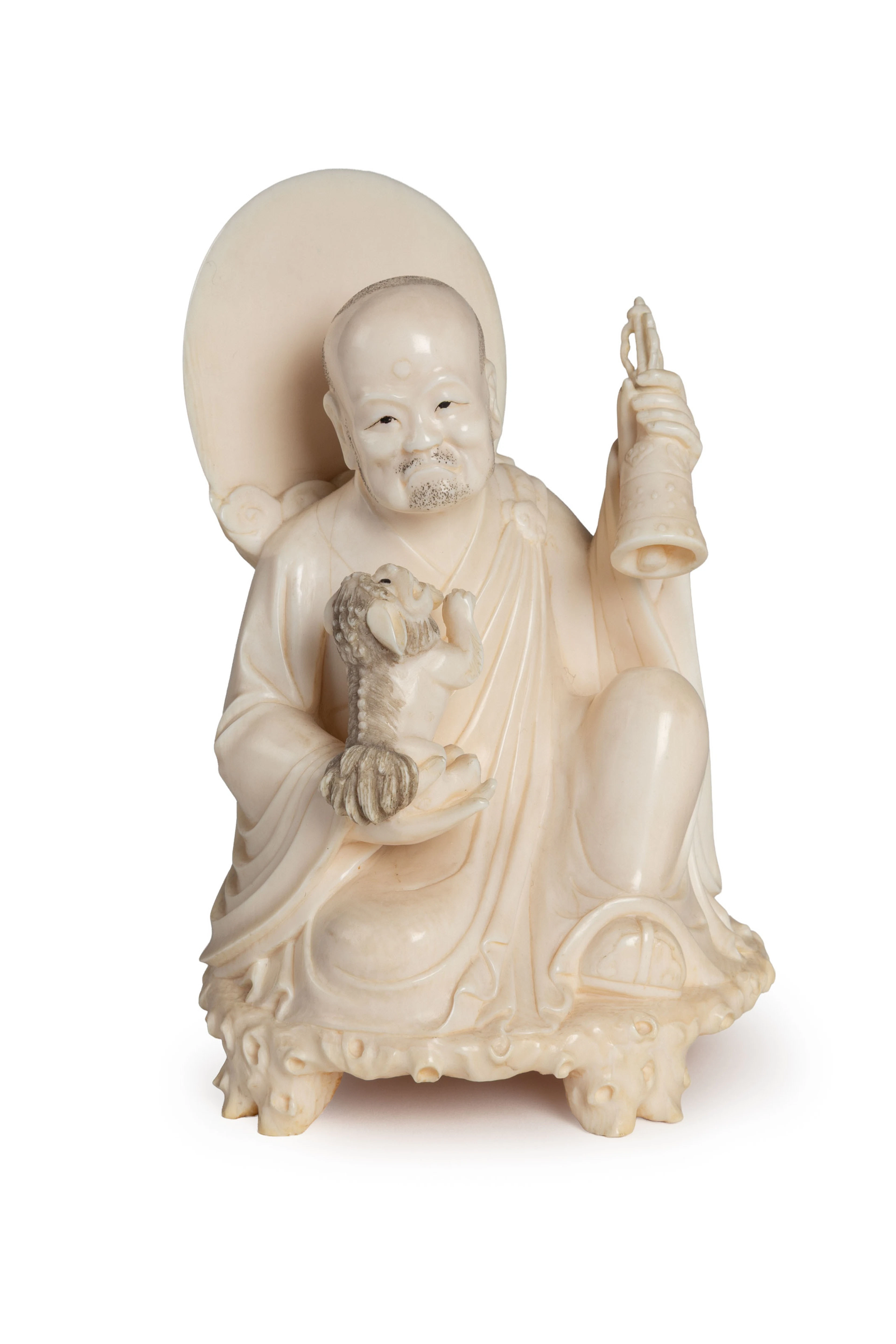 Luohan assis, sculpture en ivoire, Chine, première moitié du XXe s.