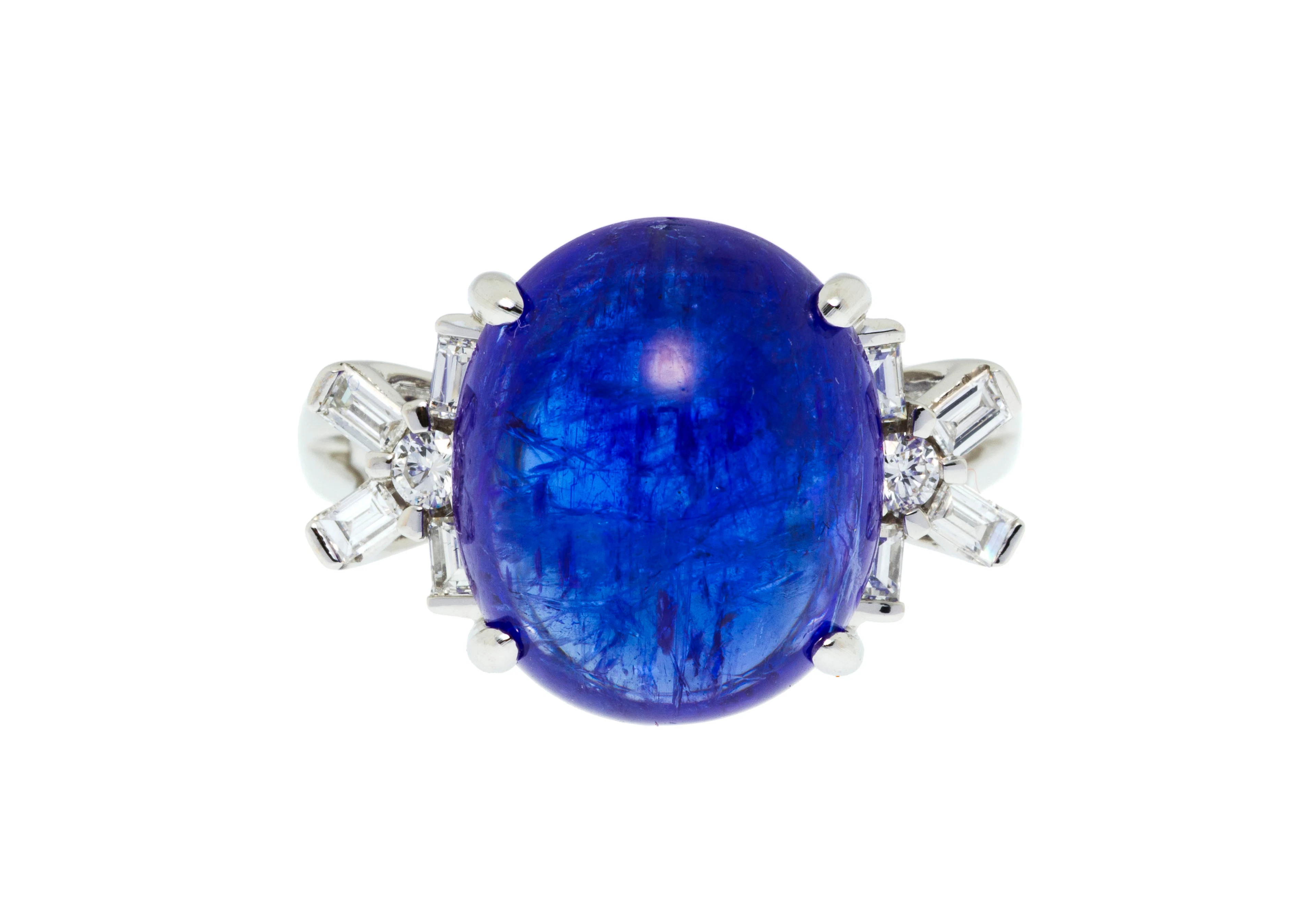 Bague or gris 750 sertie d'un cabochon de tanzanite épaulé de diamants