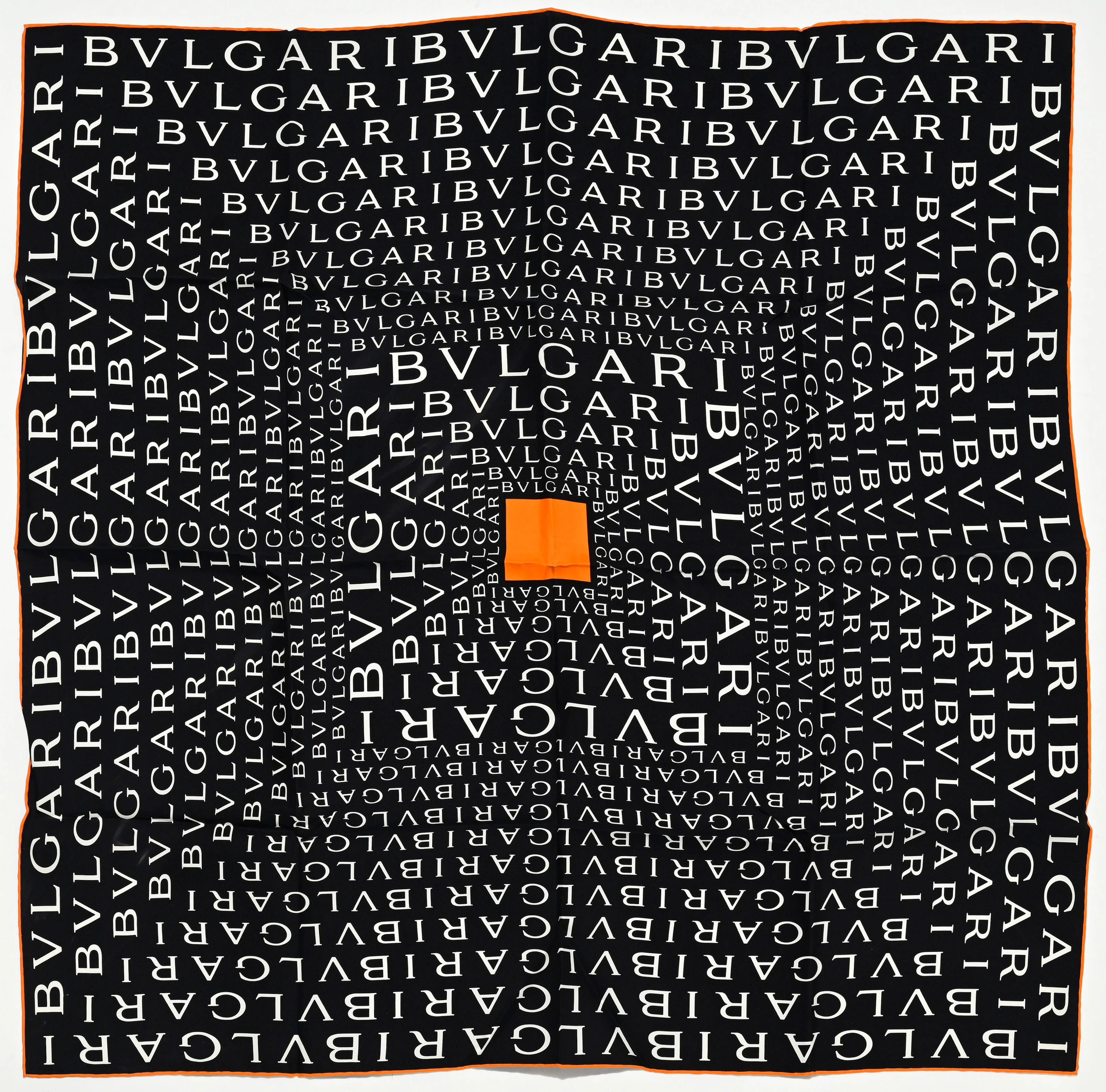 Ensemble de foulards comprenant : 1 carré et 1 gavroche Bulgari, 1