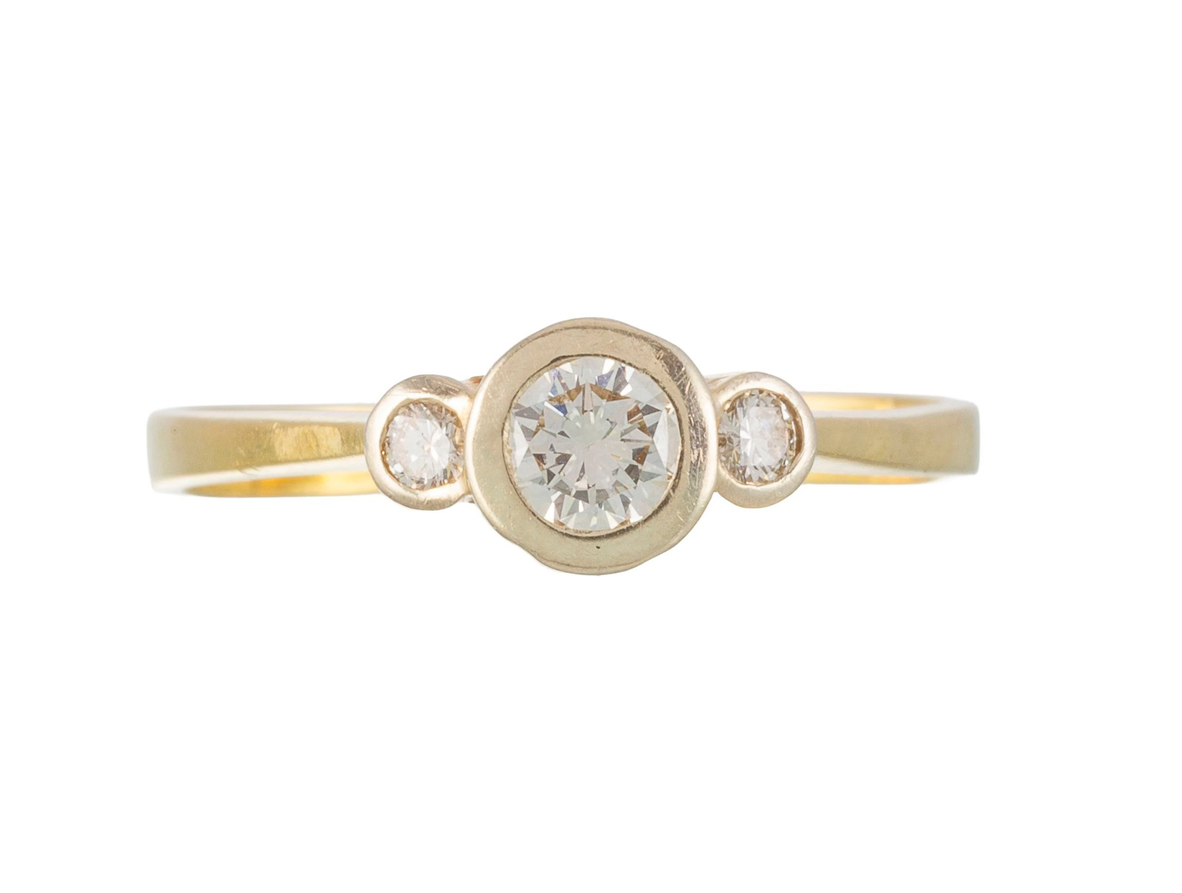 Bague 2 ors 750 sertie de trois diamants taille brillant dont un plus