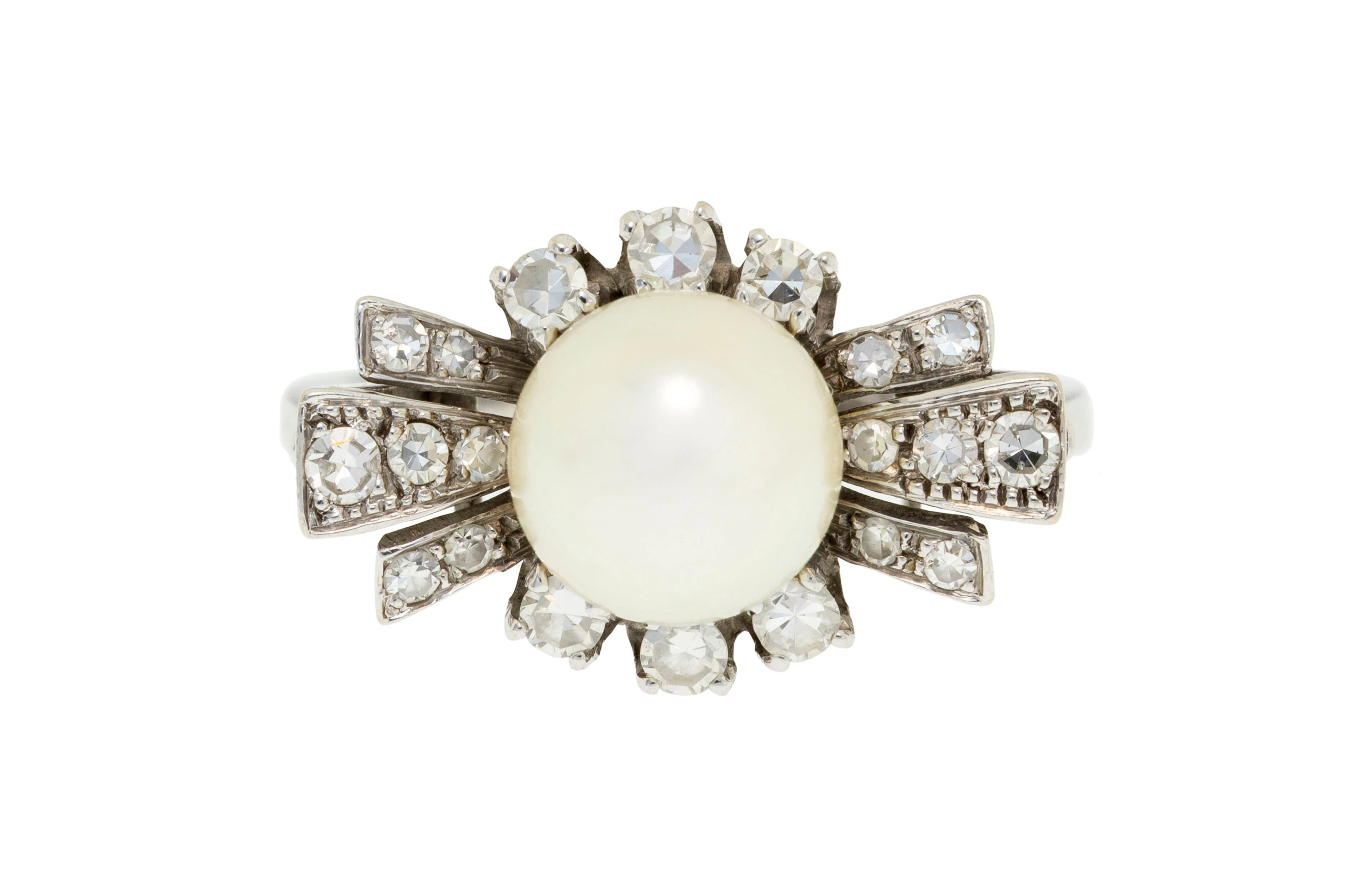 Bague or gris 750 ornée d'une perle de culture entourée de diamants