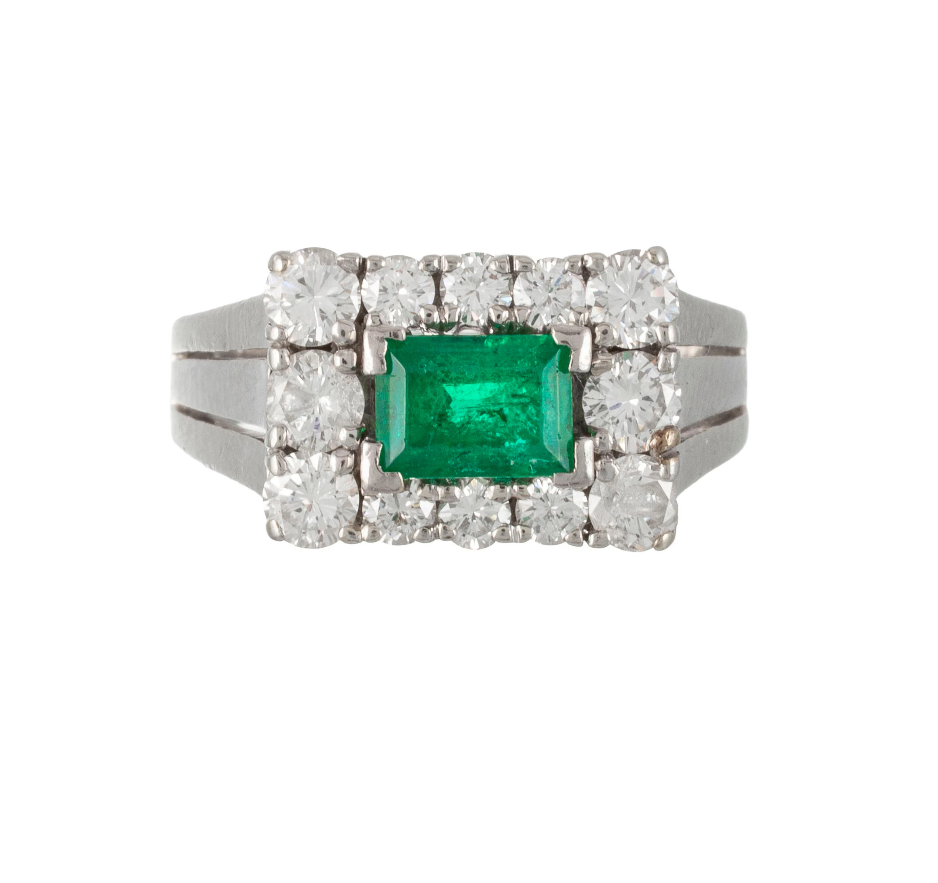 Bague or gris 750 sertie d'une émeraude taille baguette entourée de
