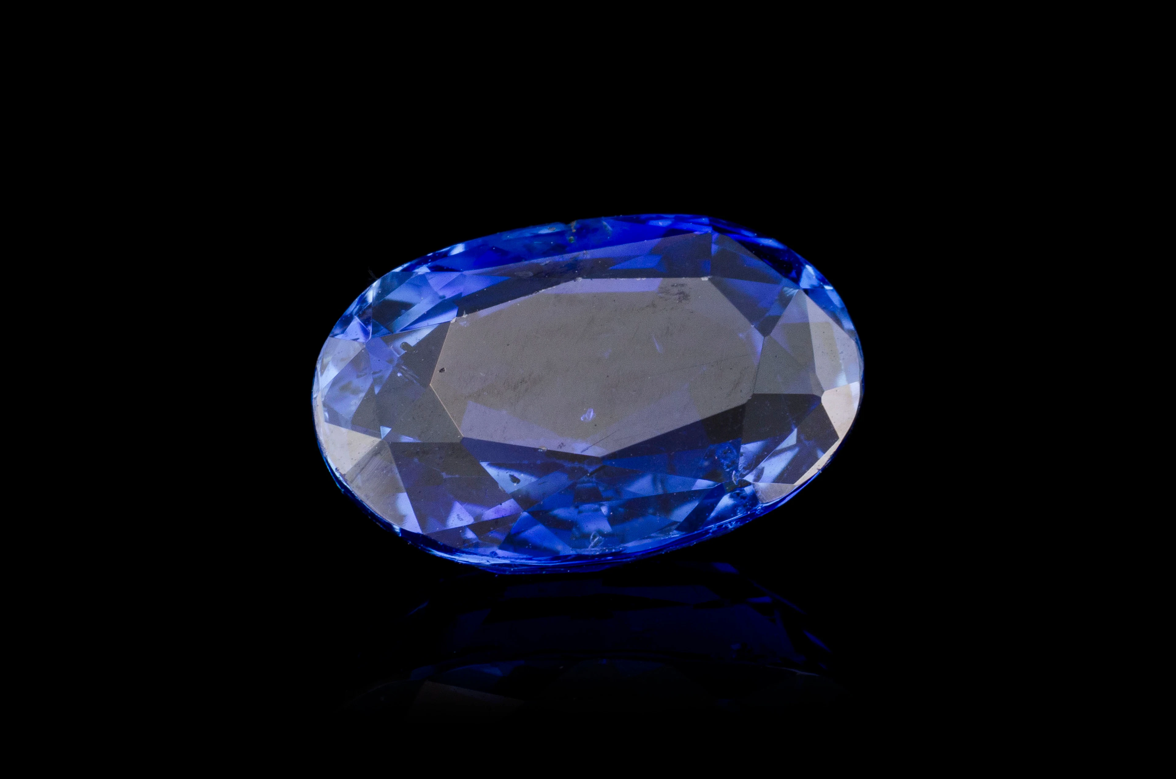 Un saphir taille ovale sur papier de 5.41 carats, Ceylan, non chauffé