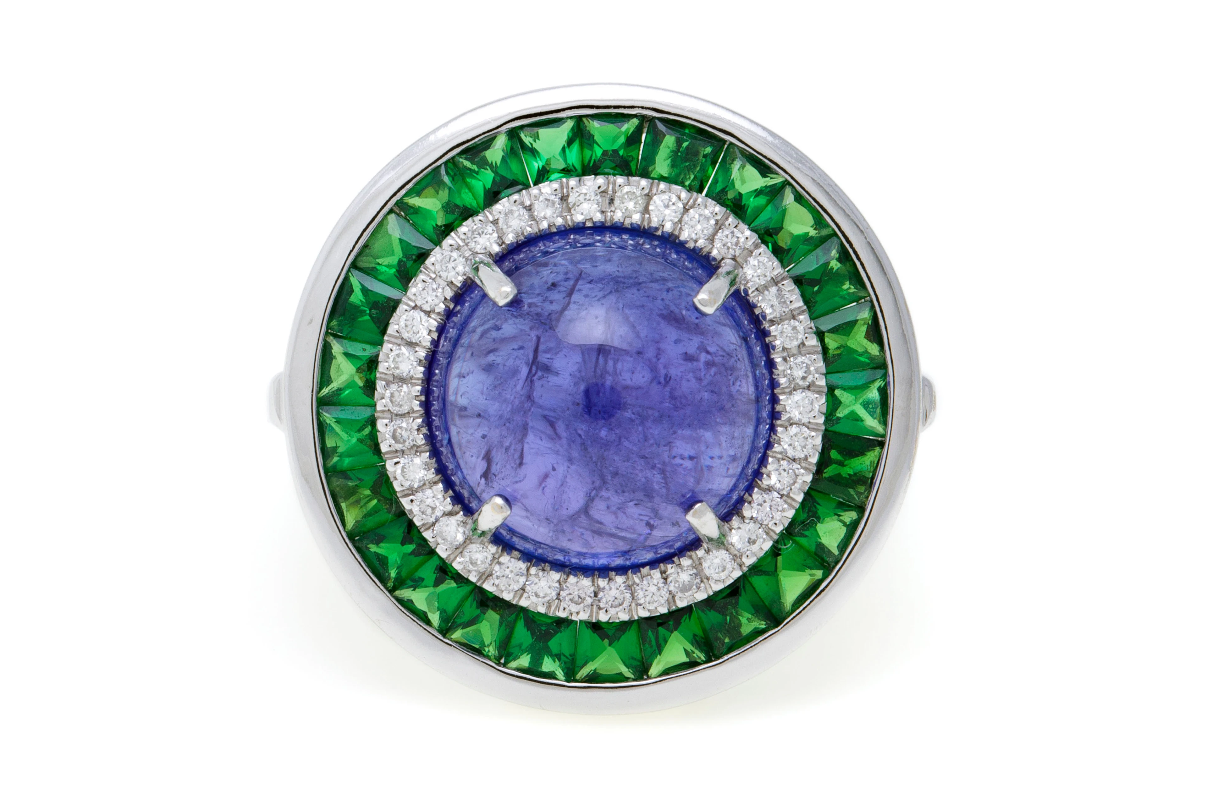 Bague or gris 750 sertie d'une tanzanite cabochon (env. 7 ct) entourée