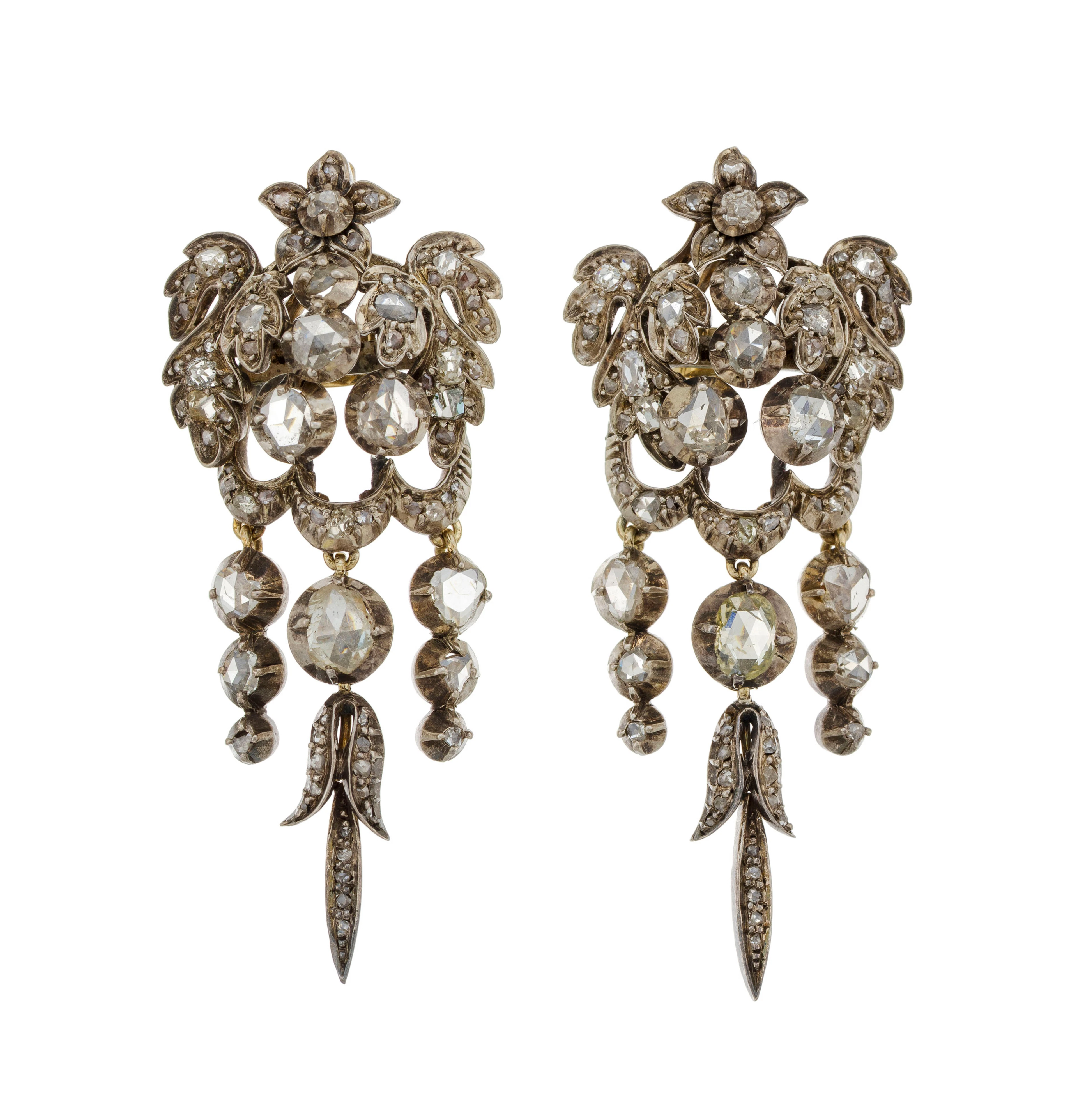 Paire de pendants d'oreilles à pampilles XIXe s., argent et or à motif