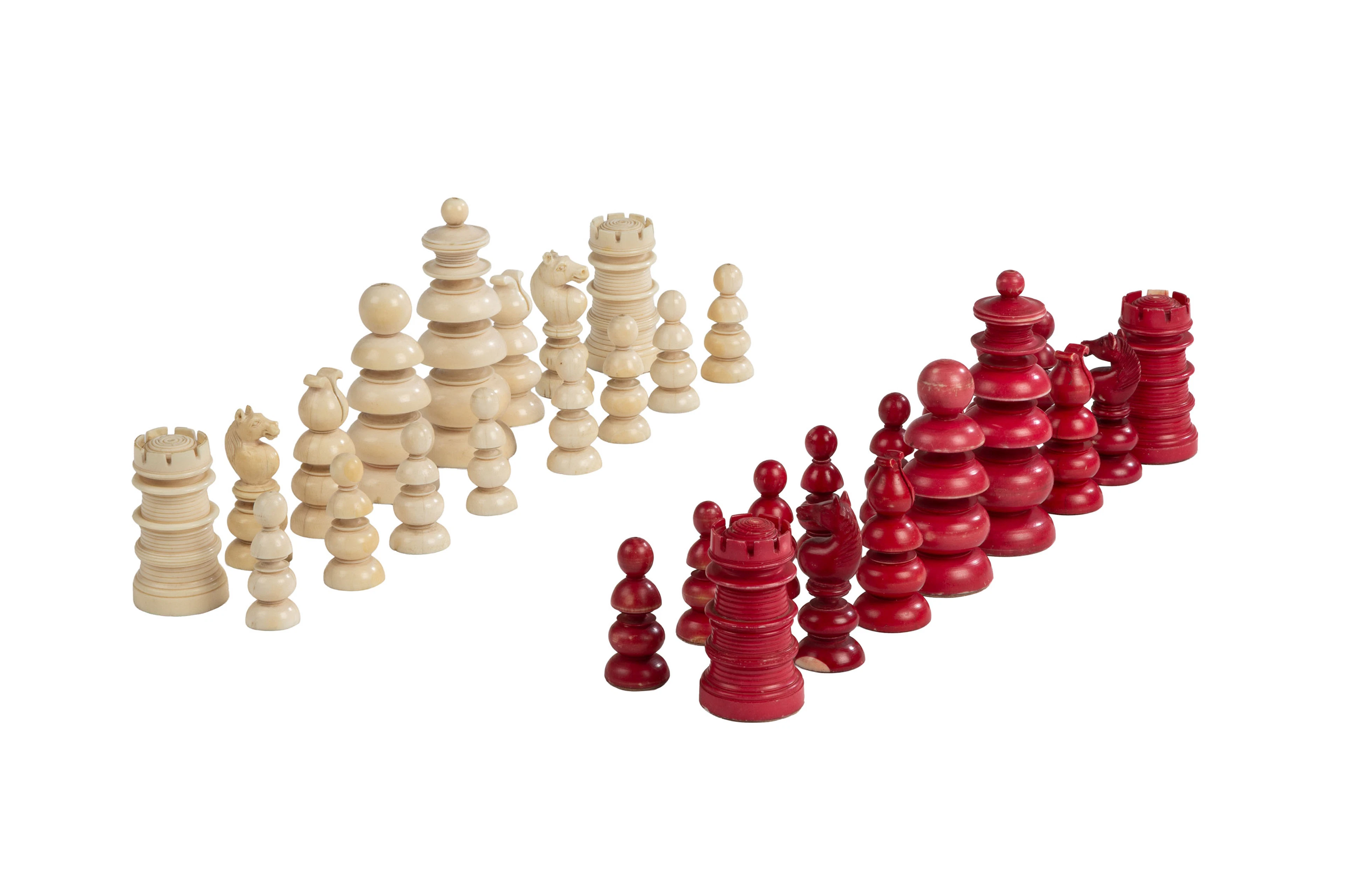 Jeu d'échecs anglo-indien en ivoire, complet, Inde, c. 1850, comprenant: