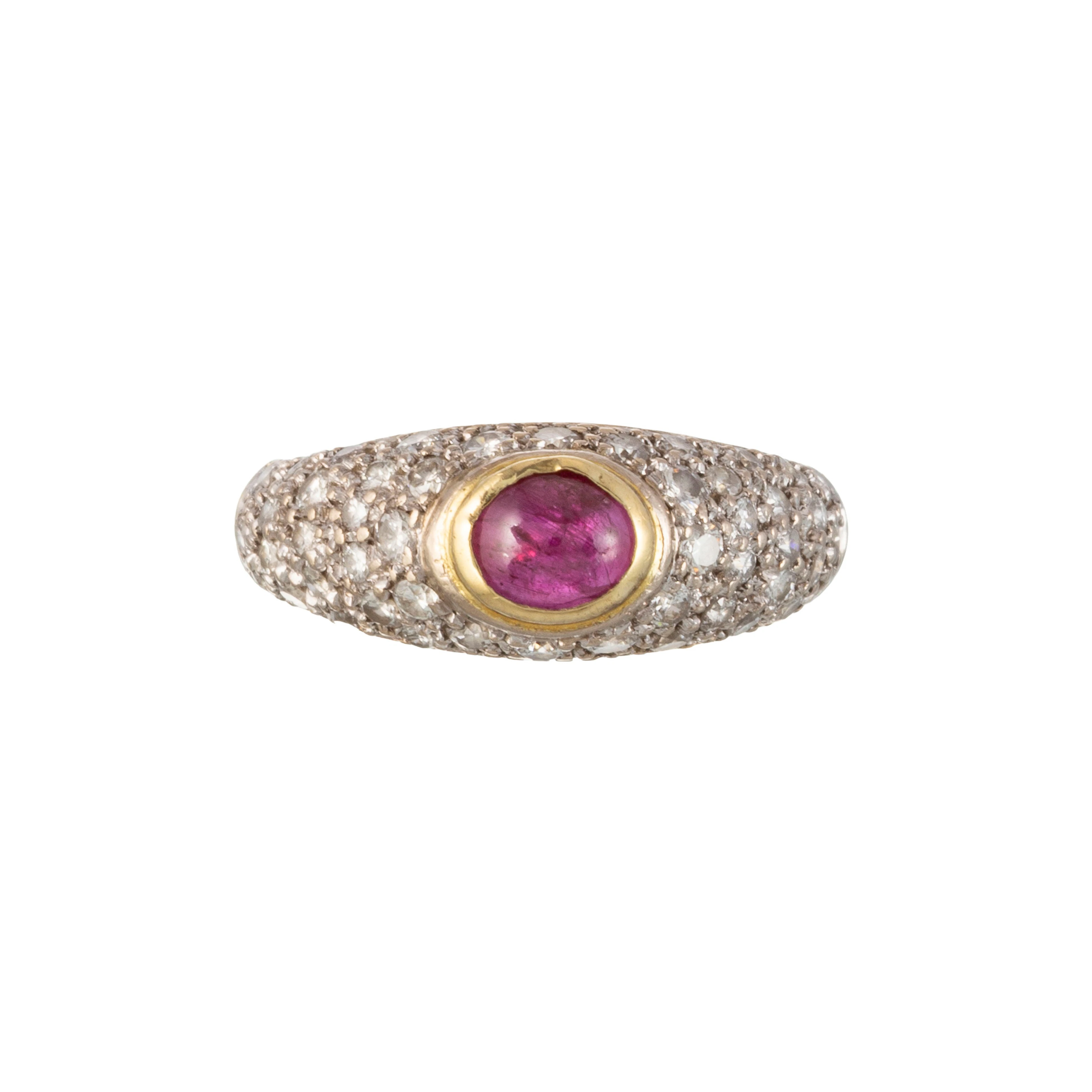 Bague 2 ors 750 sertie d'un cabochon de rubis entouré d'un pavage
