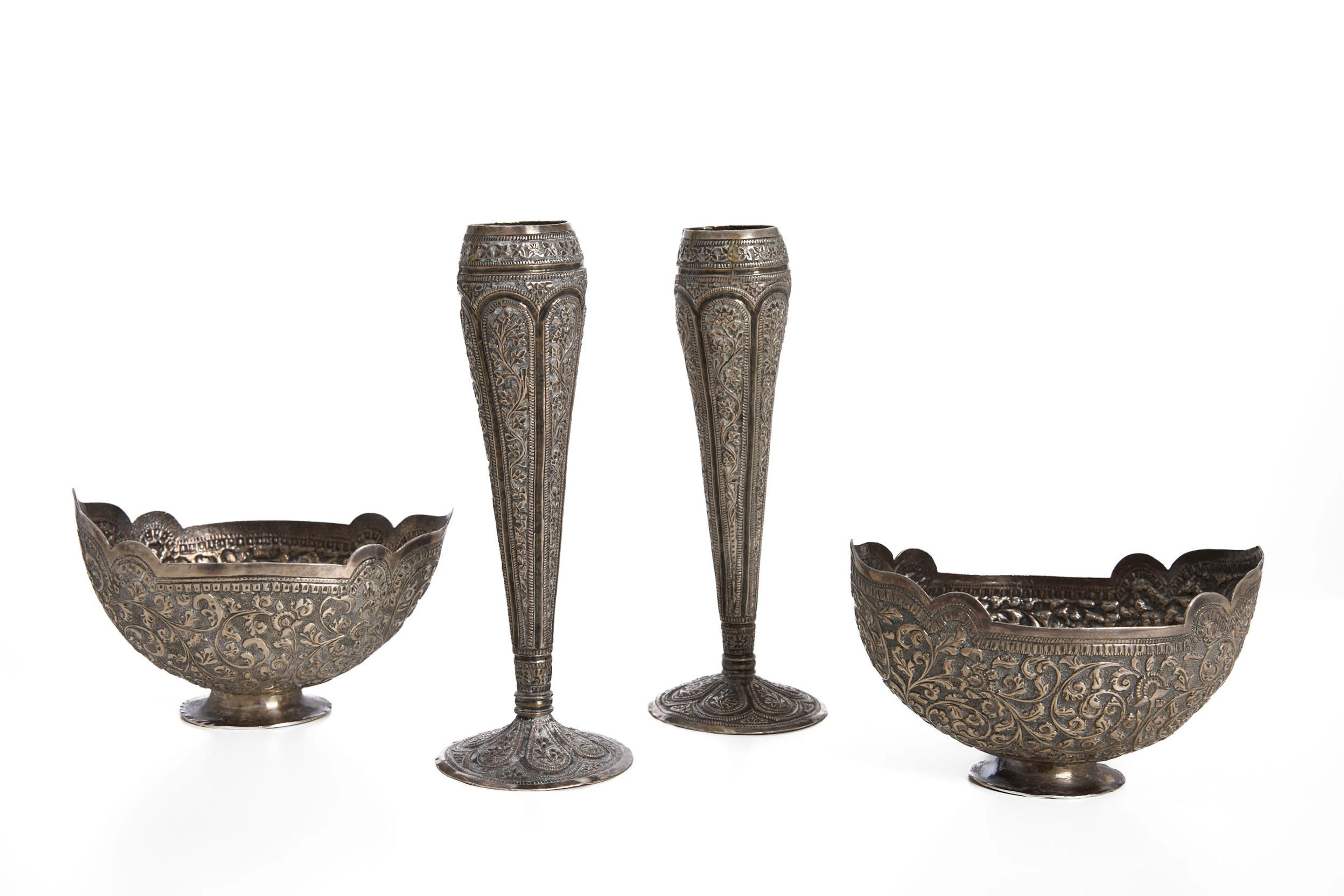 Ensemble de 2 bougeoirs et 2 coupes à bétel en argent, Inde, probablement