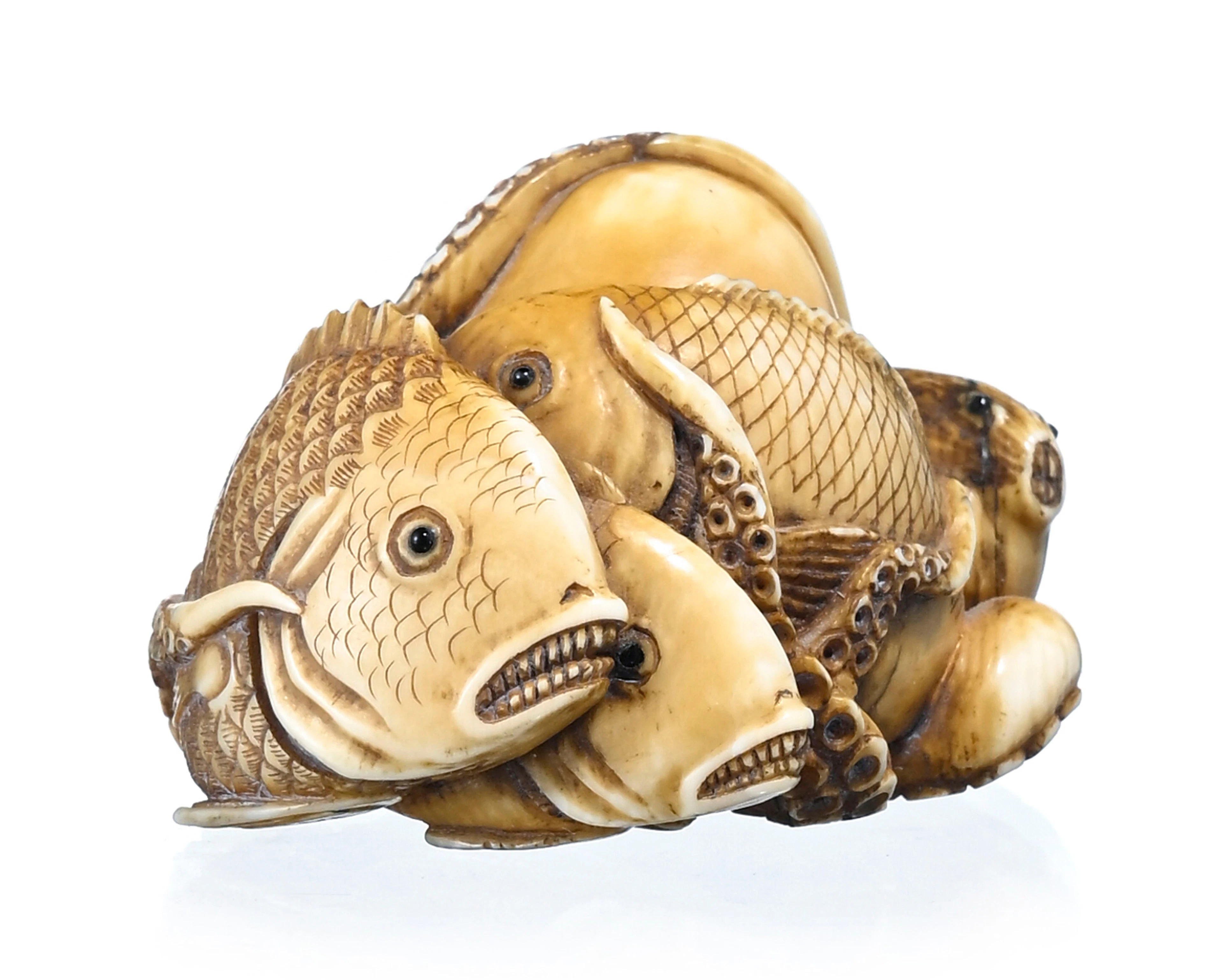 Pieuvres et poissons, netsuke en ivoire, Japon, probablement époque