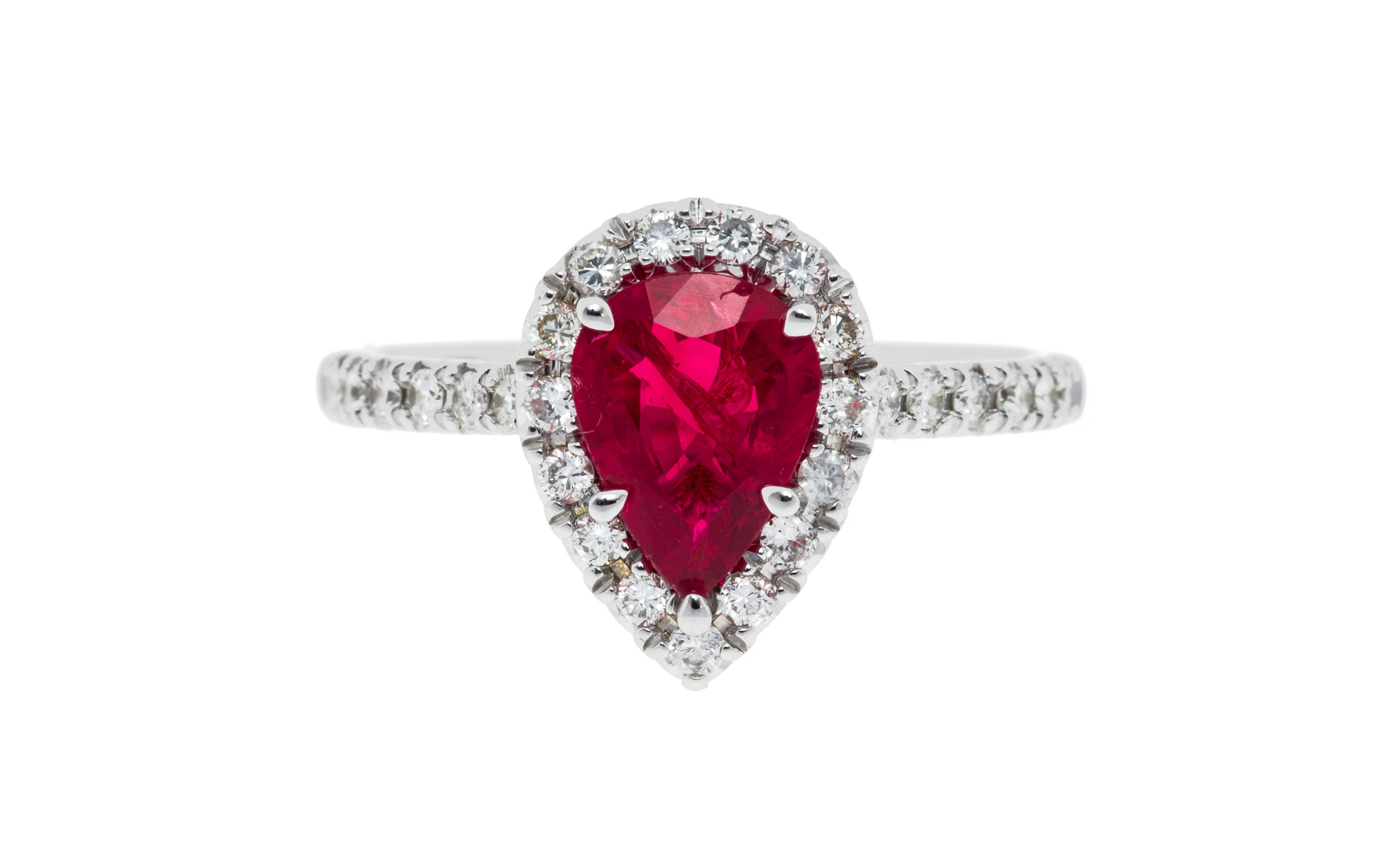 Bague or gris 750 sertie d'un rubis du Mozambique taille poire de