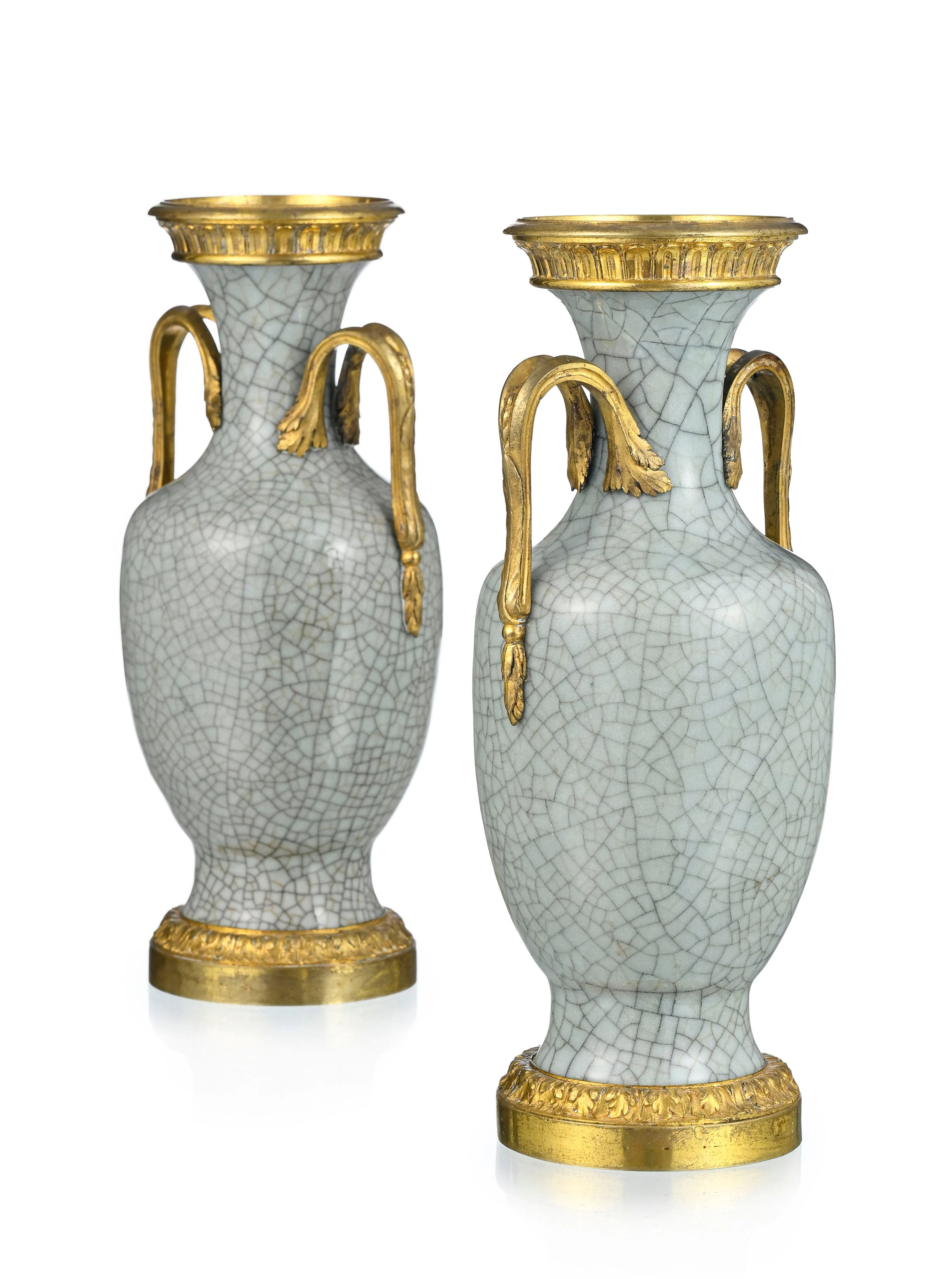 Paire de vases balustre, Chine, dynastie Qing, en porcelaine à glaçure