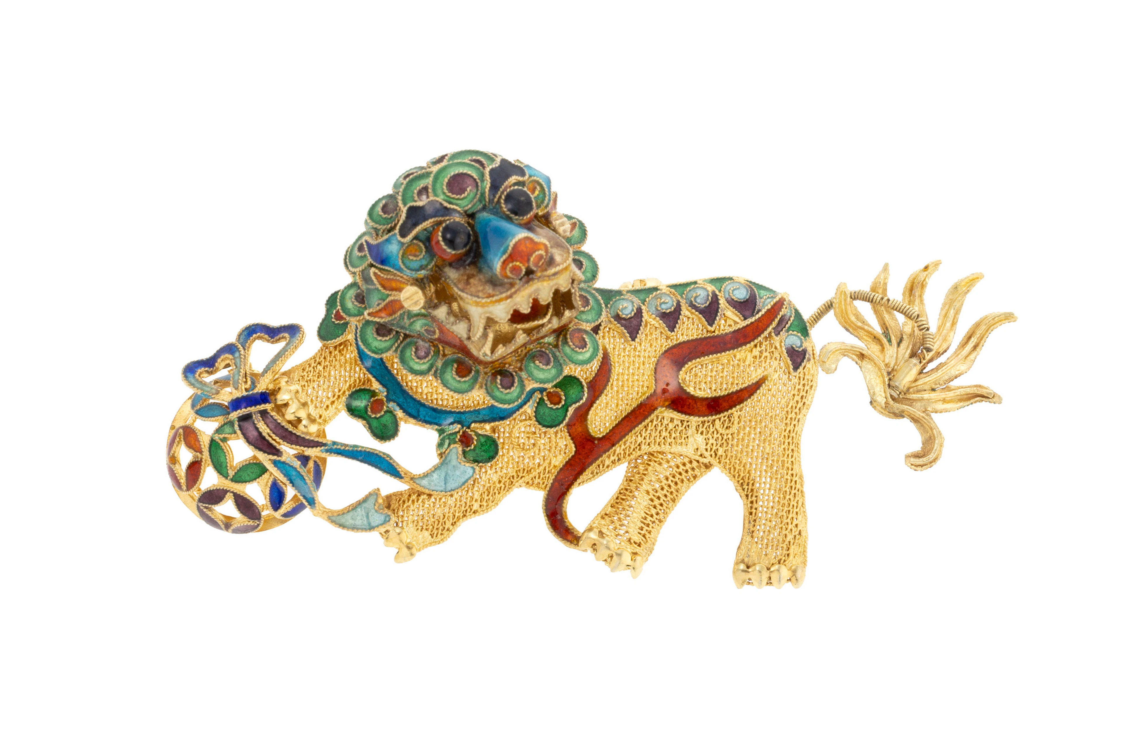 Broche chien de Fo en or 585 et émail polychrome, la tête et la queue