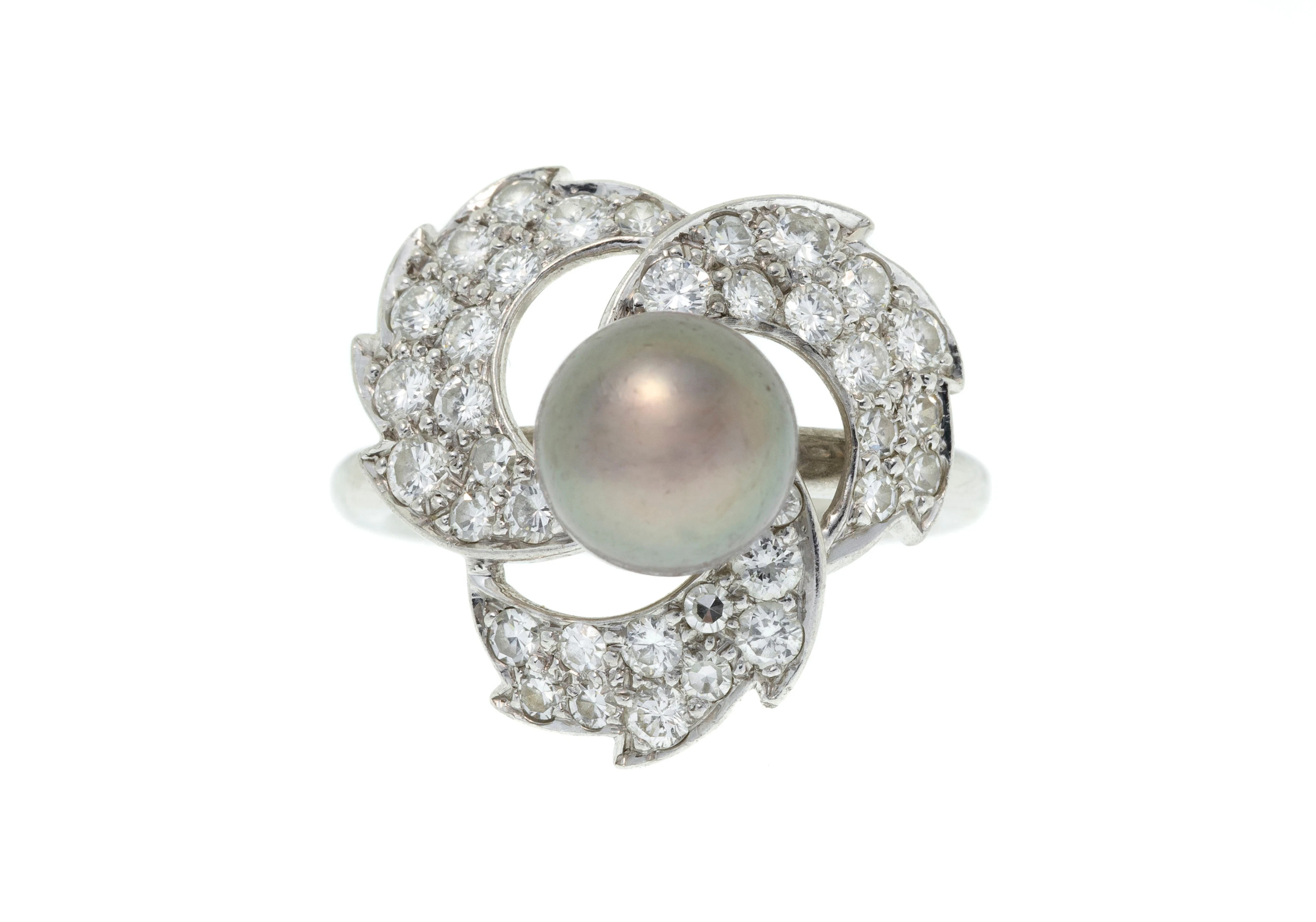 Bague platine ornée d'une perle grise (non testée) entourée de diamants
