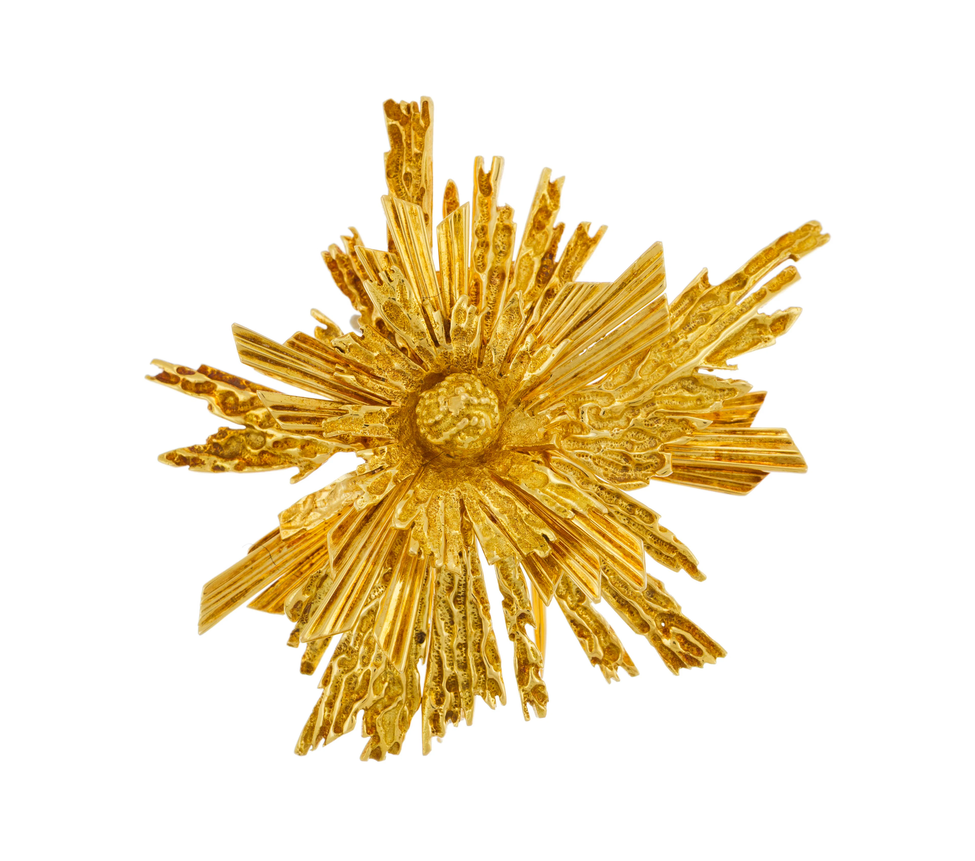 Cartier, broche "starburst" or 750 texturé à motif rayonnant années