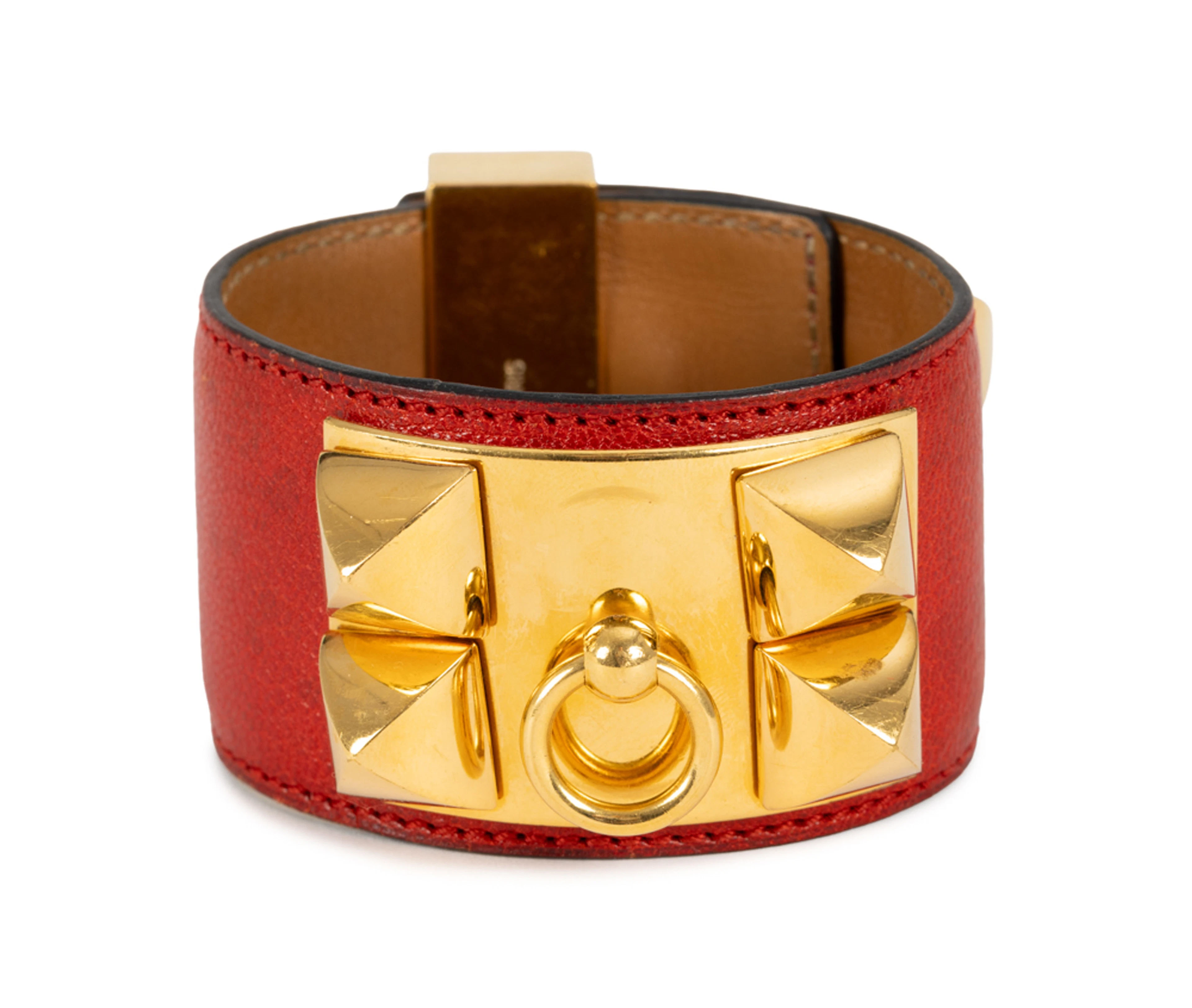Hermès, bracelet Médor en métal plaqué or et cuir rouge, long. 16-18,5 cm