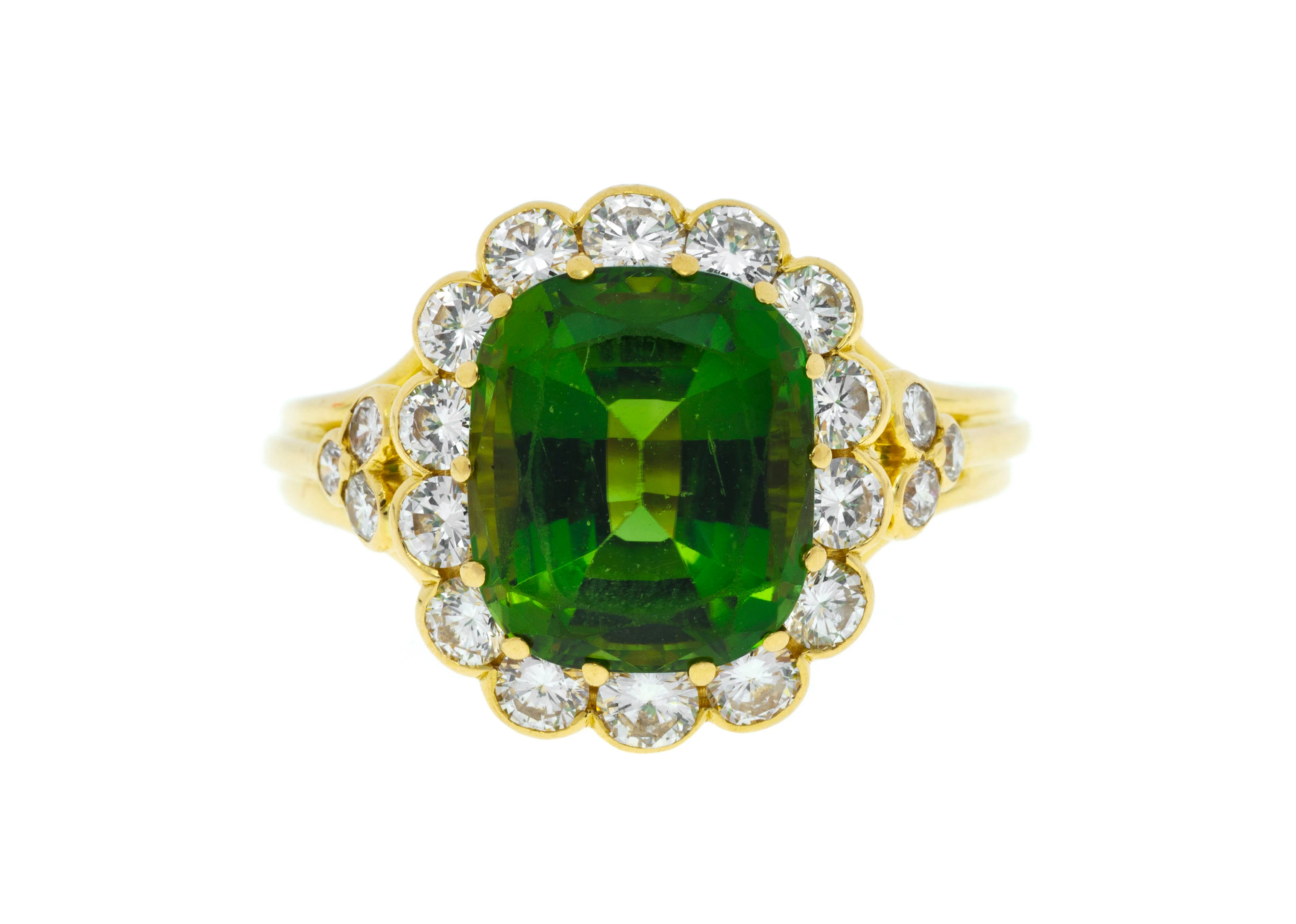 Bague or 750 sertie d'une tourmaline verte taille coussin entourée