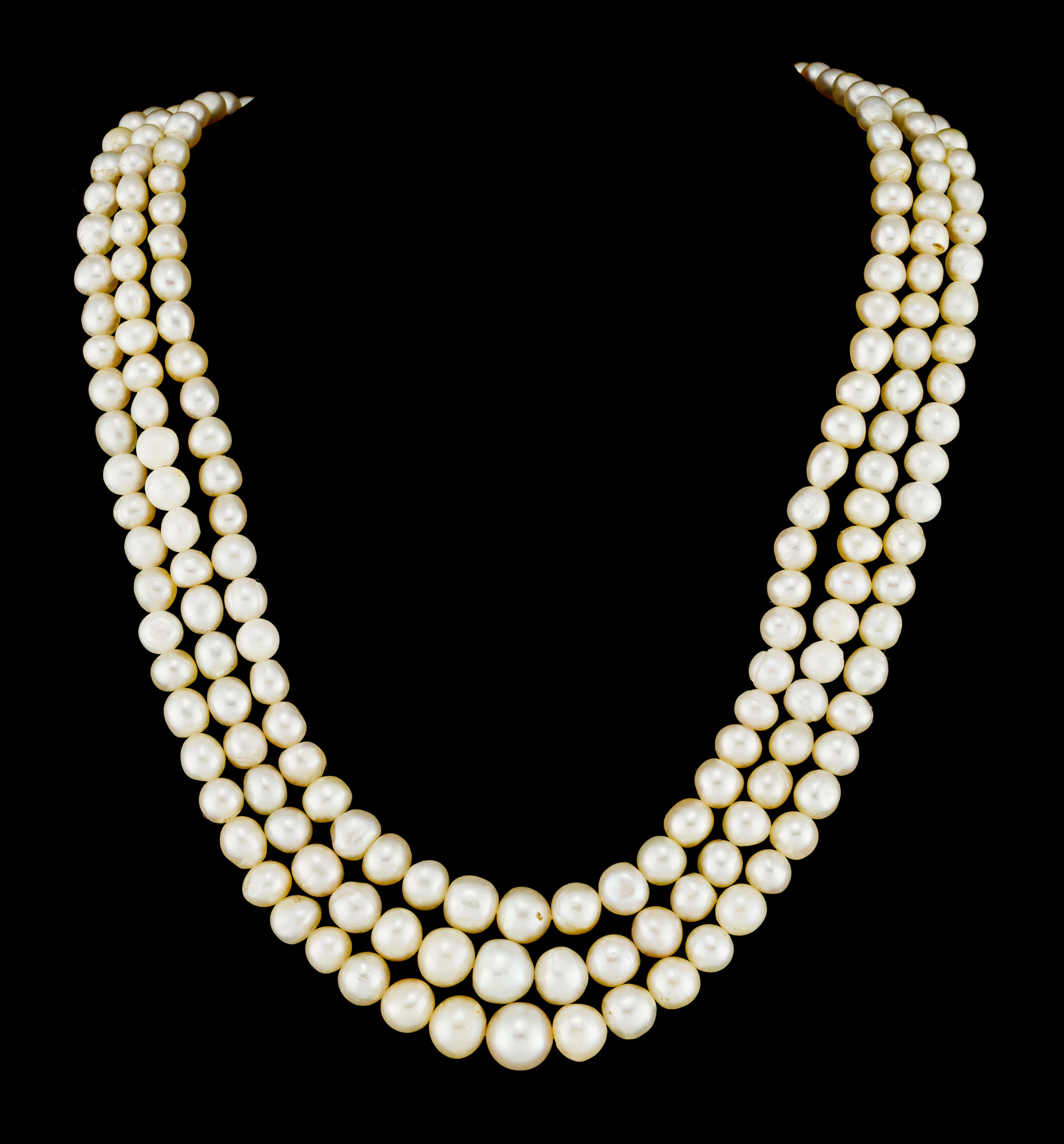 Collier composé de 3 rangs de perles naturelles d'eau de mer en chute