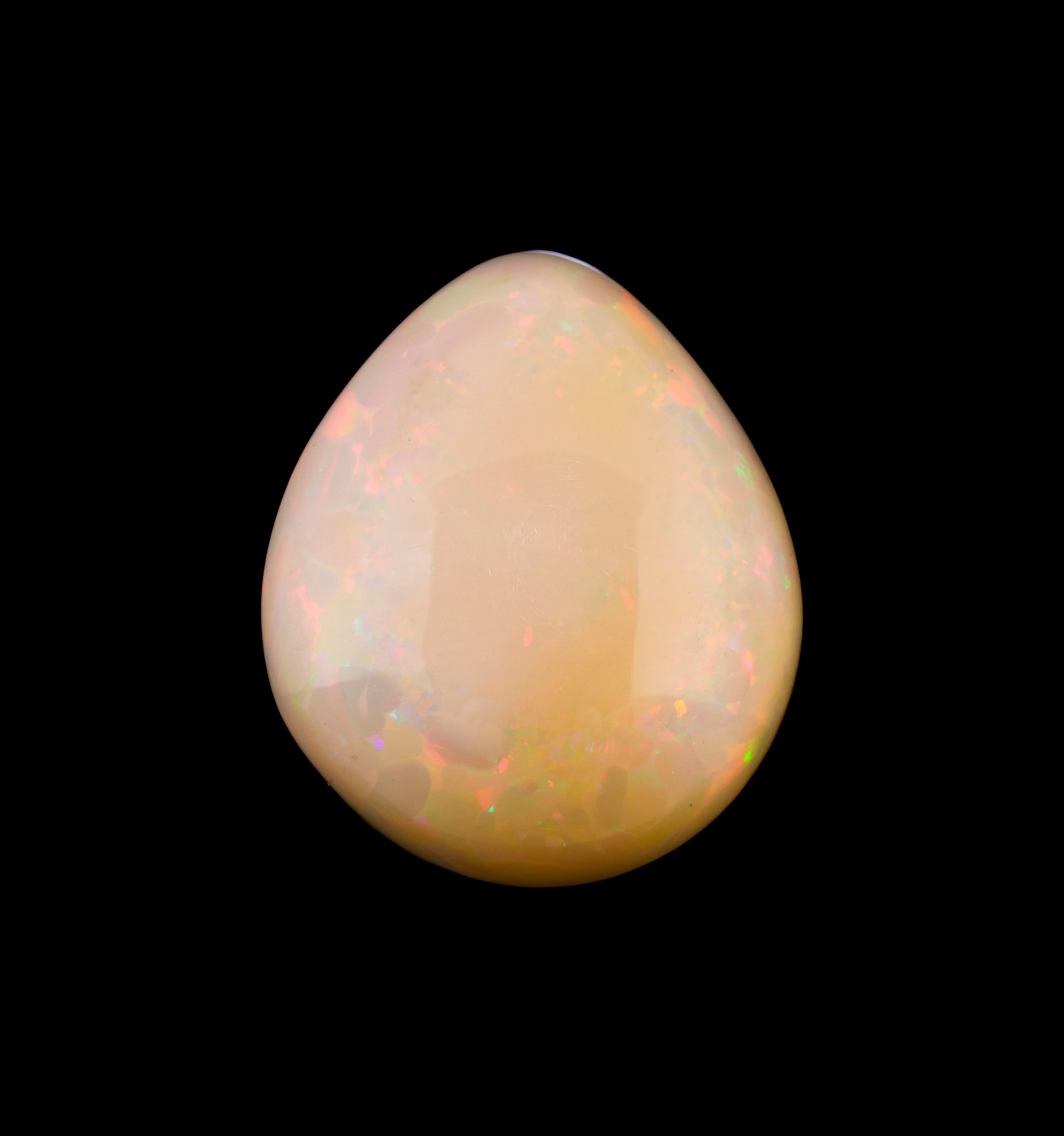 Une opale piriforme sur papier de 28.82 carats de couleur orangée